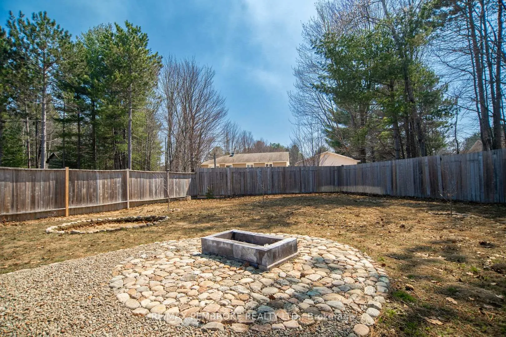Photo 35 of 2073 Sandstone Crescent, Petawawa — HOMEH