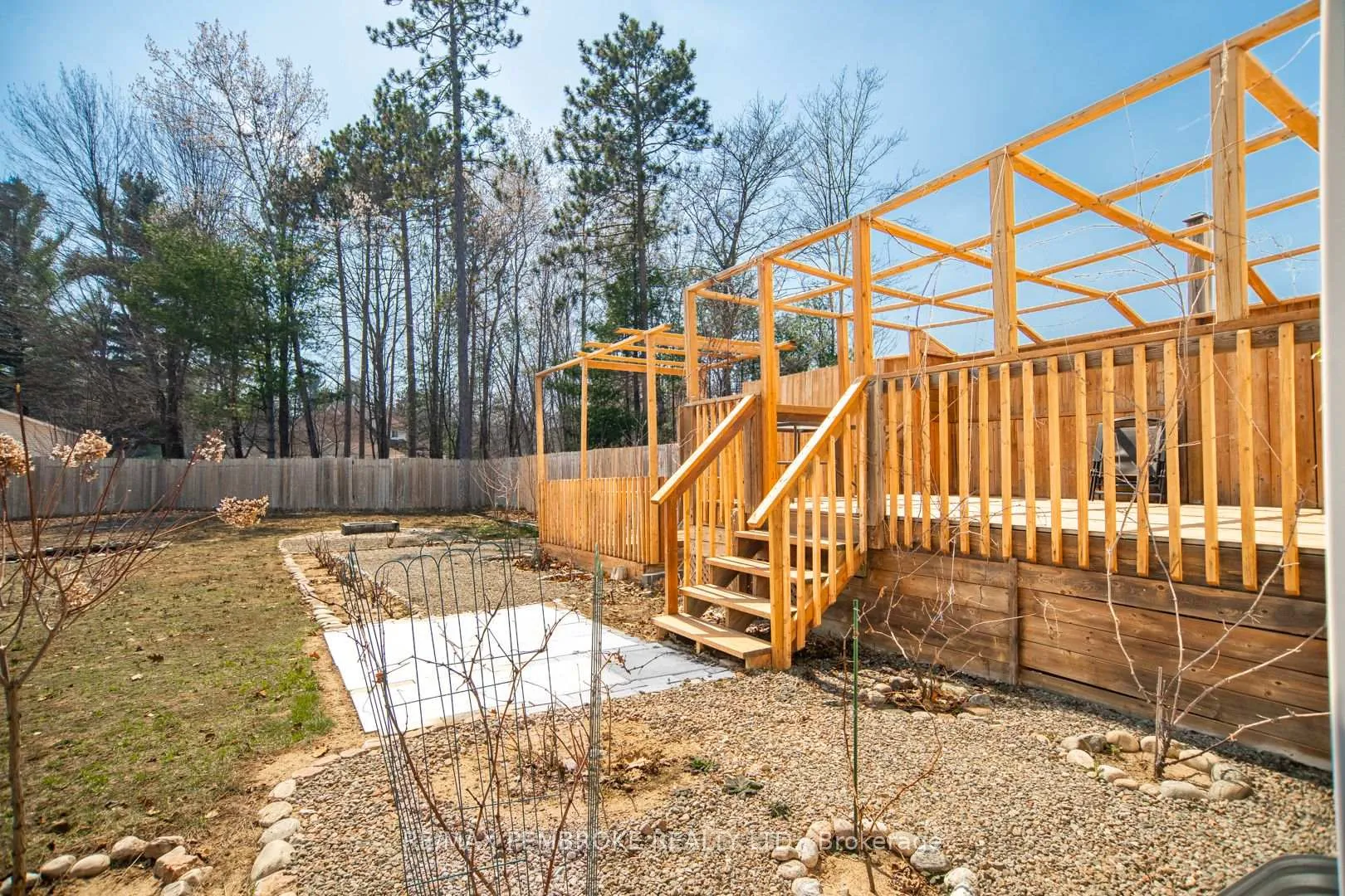 Photo 43 of 2073 Sandstone Crescent, Petawawa — HOMEH
