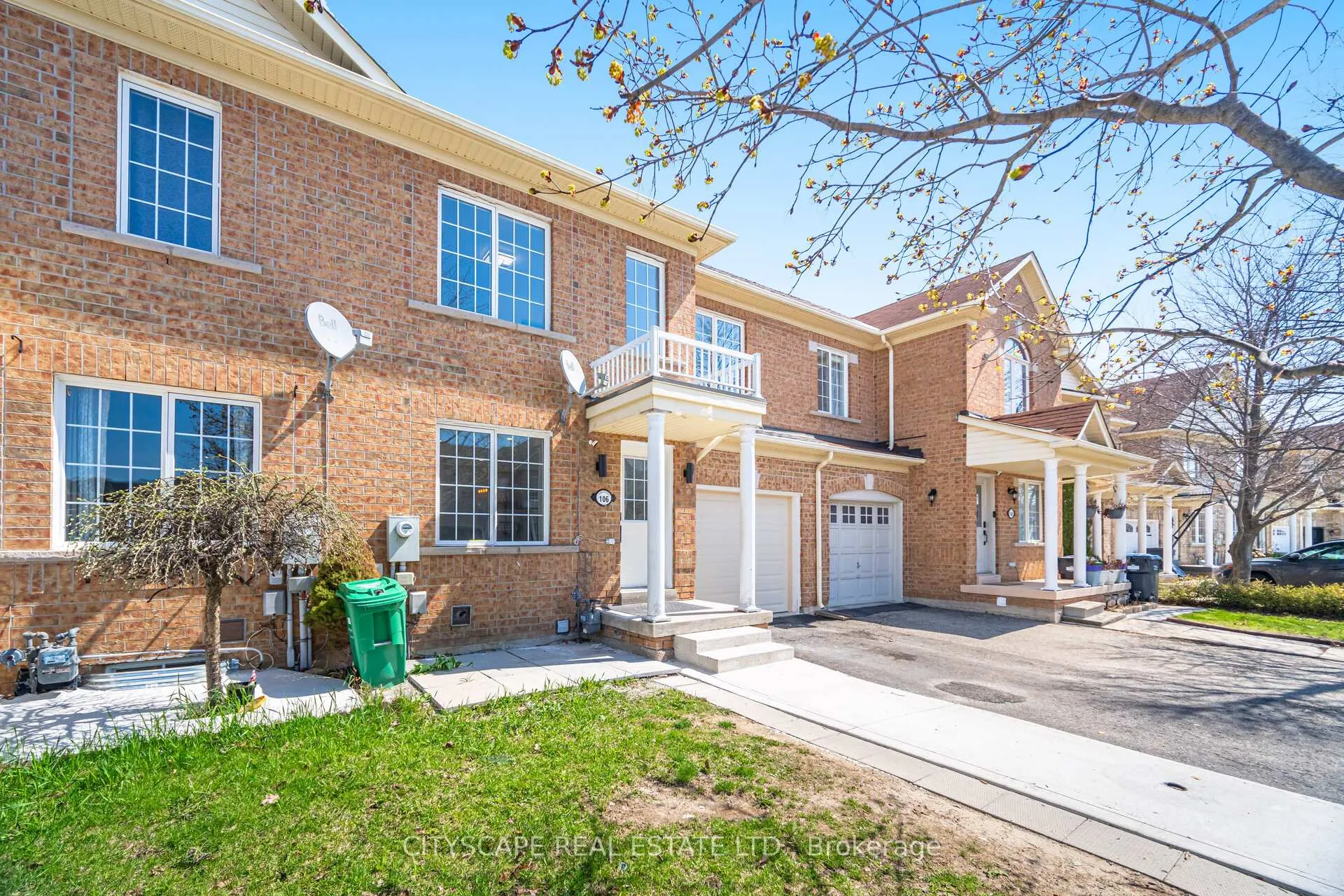 Photo 4 of 106 Tianlee Crescent, Brampton, Fletcher's Meadow — HOMEH