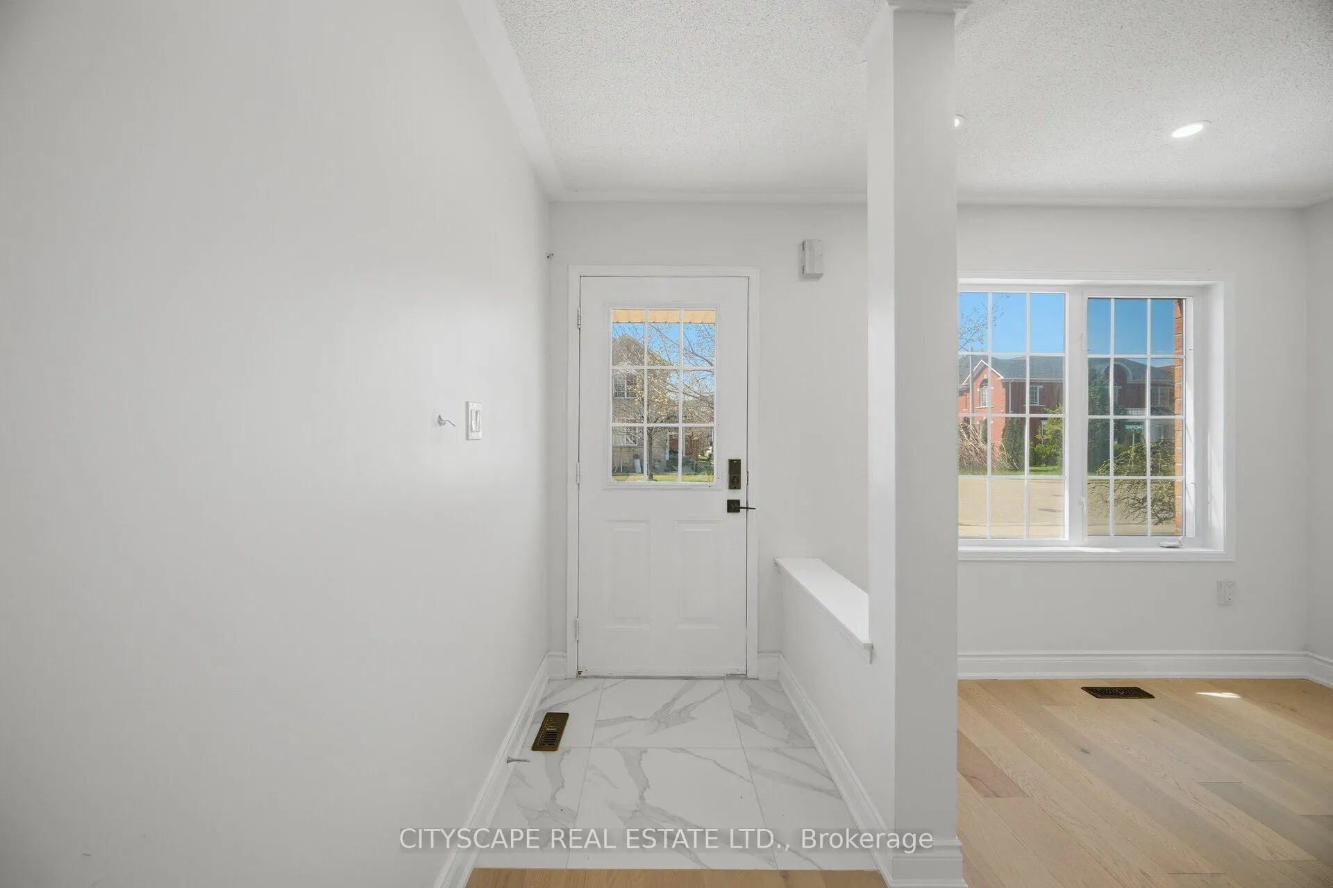 Photo 7 of 106 Tianlee Crescent, Brampton, Fletcher's Meadow — HOMEH