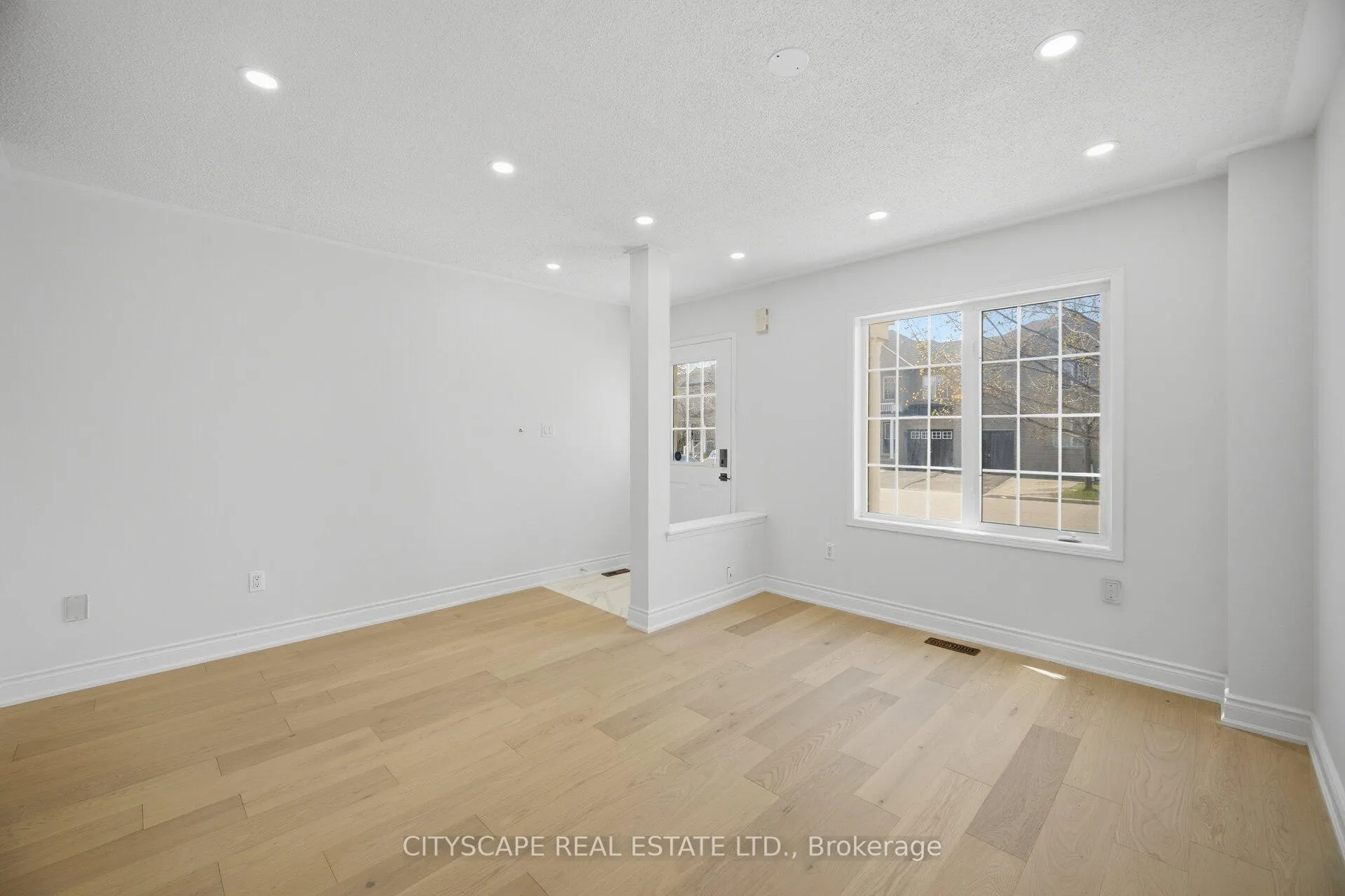 Photo 9 of 106 Tianlee Crescent, Brampton, Fletcher's Meadow — HOMEH