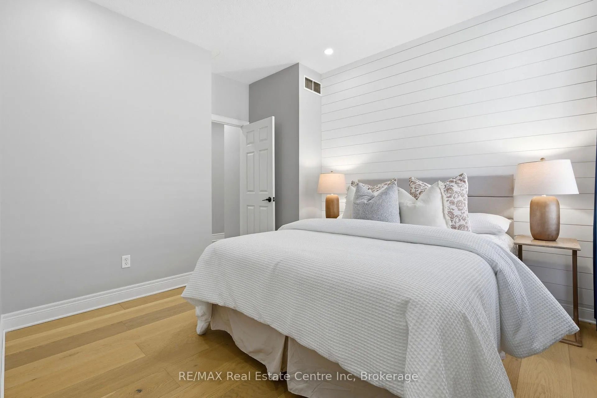 Photo 16 of 102 Kortright Road E, Guelph, Kortright East — HOMEH