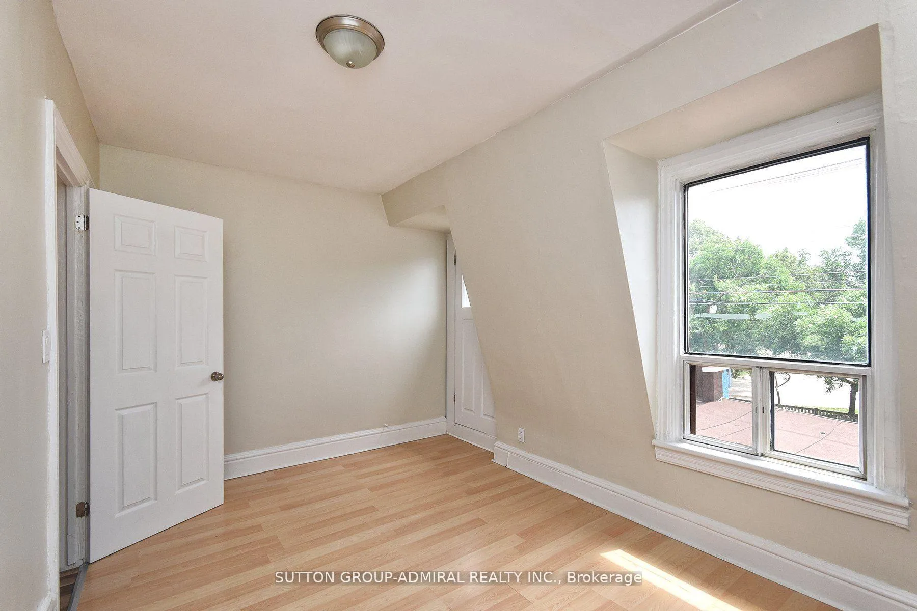 Photo 2 of Unit Upper#2, 1932 Queen Street, Toronto, The Beaches — HOMEH