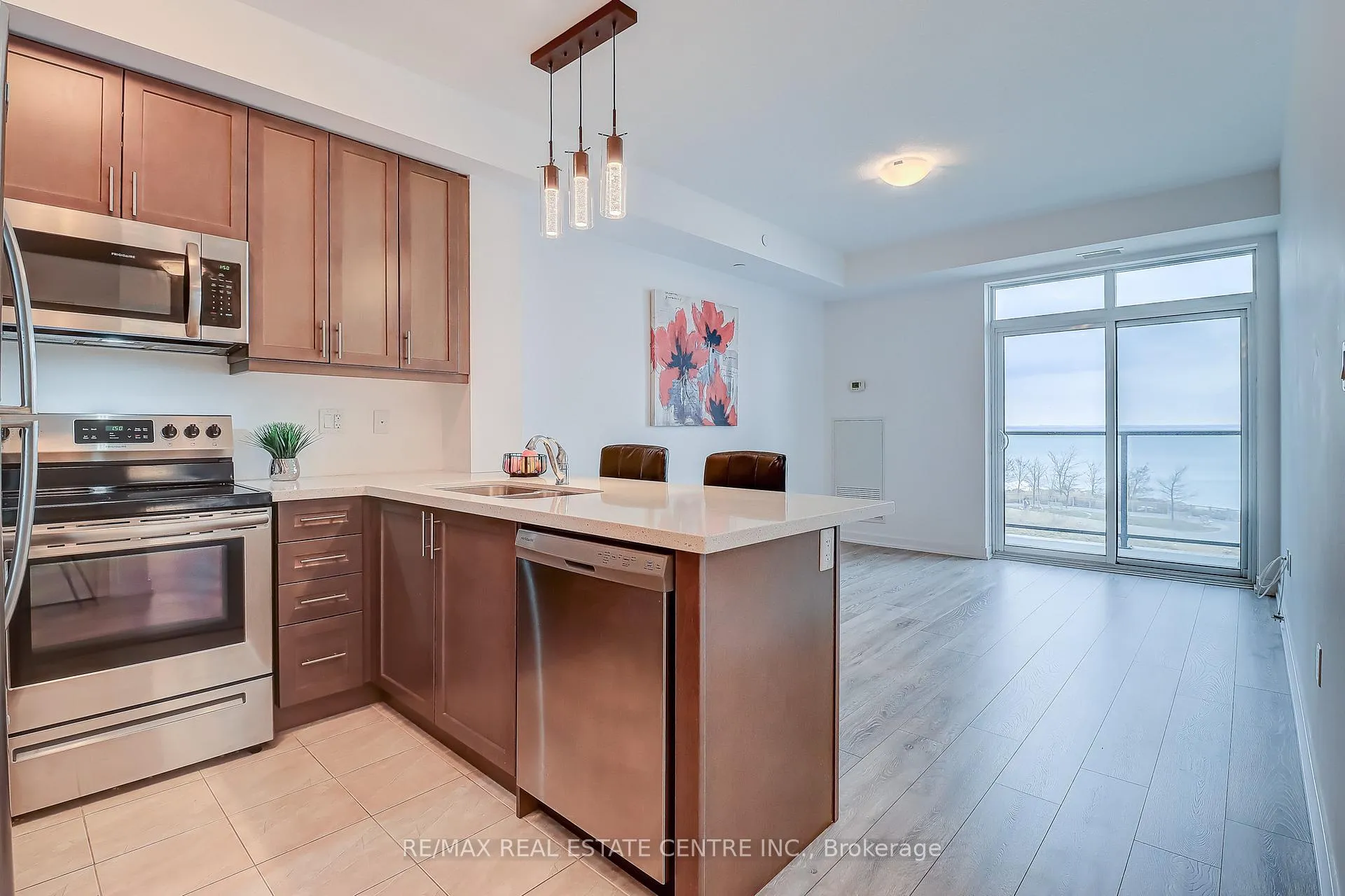 Photo 5 of Unit 332, 101 Shoreview Place, Hamilton, Lakeshore — HOMEH
