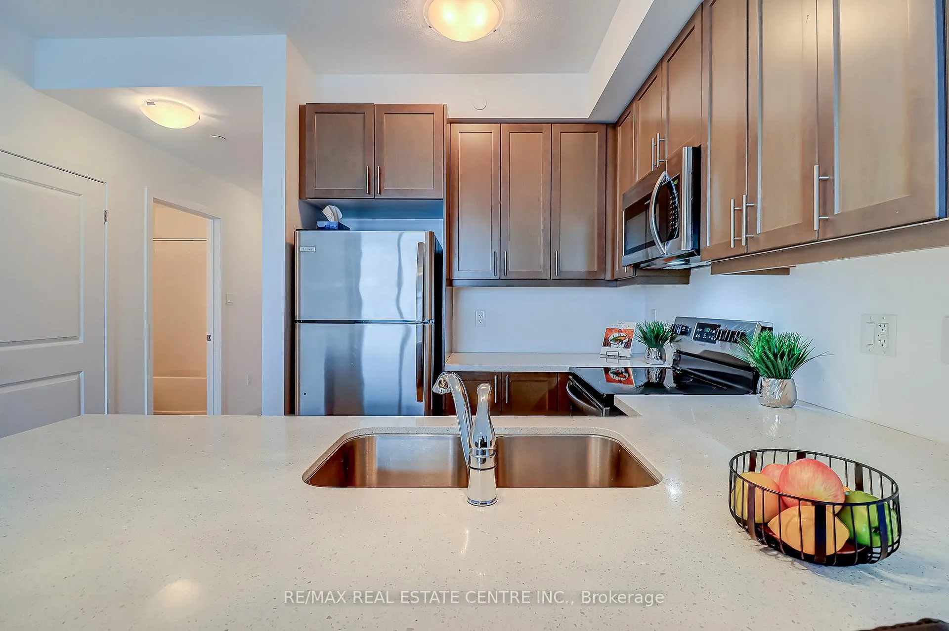 Photo 6 of Unit 332, 101 Shoreview Place, Hamilton, Lakeshore — HOMEH