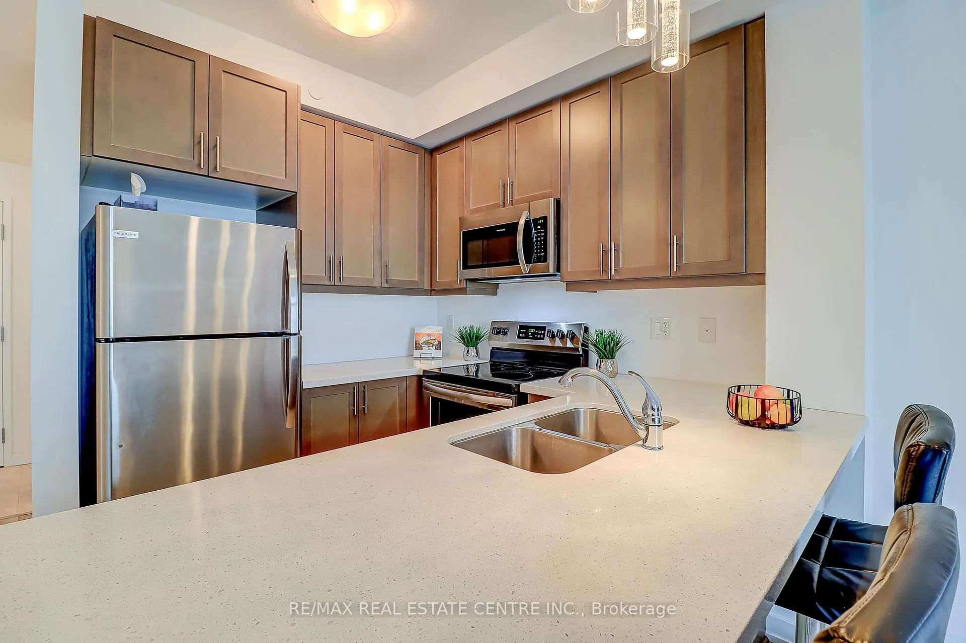 Photo 7 of Unit 332, 101 Shoreview Place, Hamilton, Lakeshore — HOMEH
