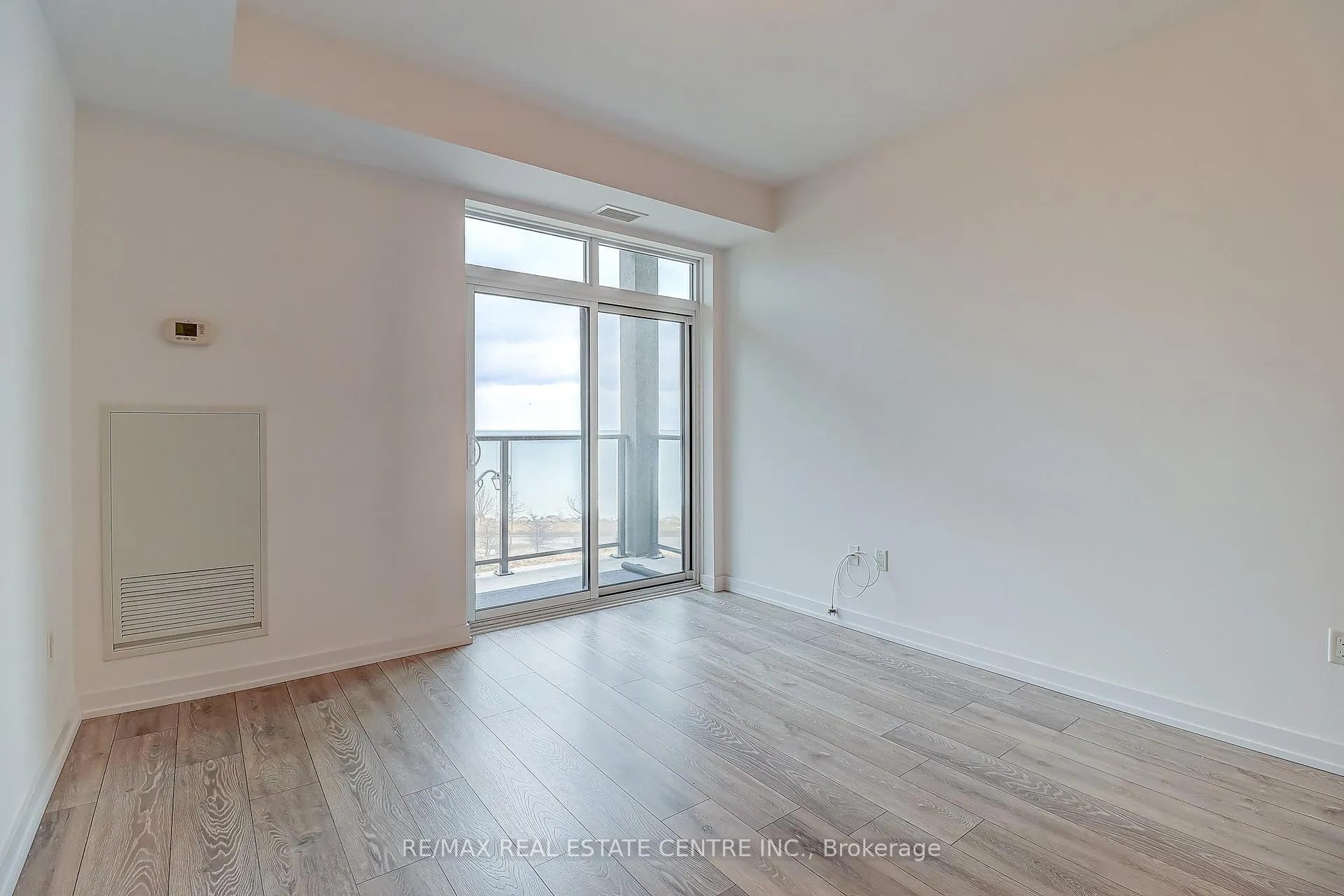 Photo 12 of Unit 332, 101 Shoreview Place, Hamilton, Lakeshore — HOMEH