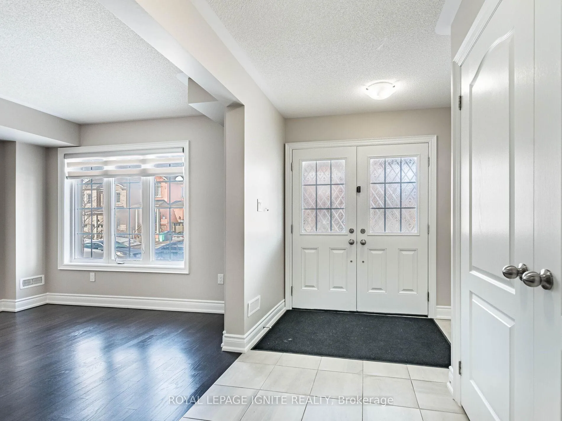 Photo 3 of 15 Temple Manor Road, Brampton, Bram West — HOMEH