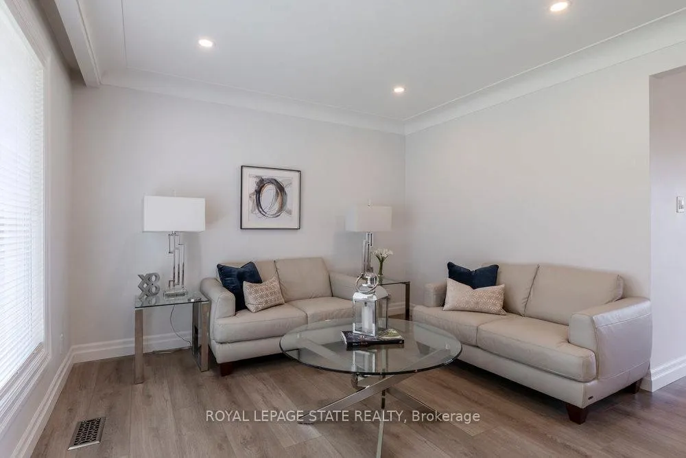 Photo 7 of 8477 Dickenson Road E, Hamilton, Rural Glanbrook — HOMEH