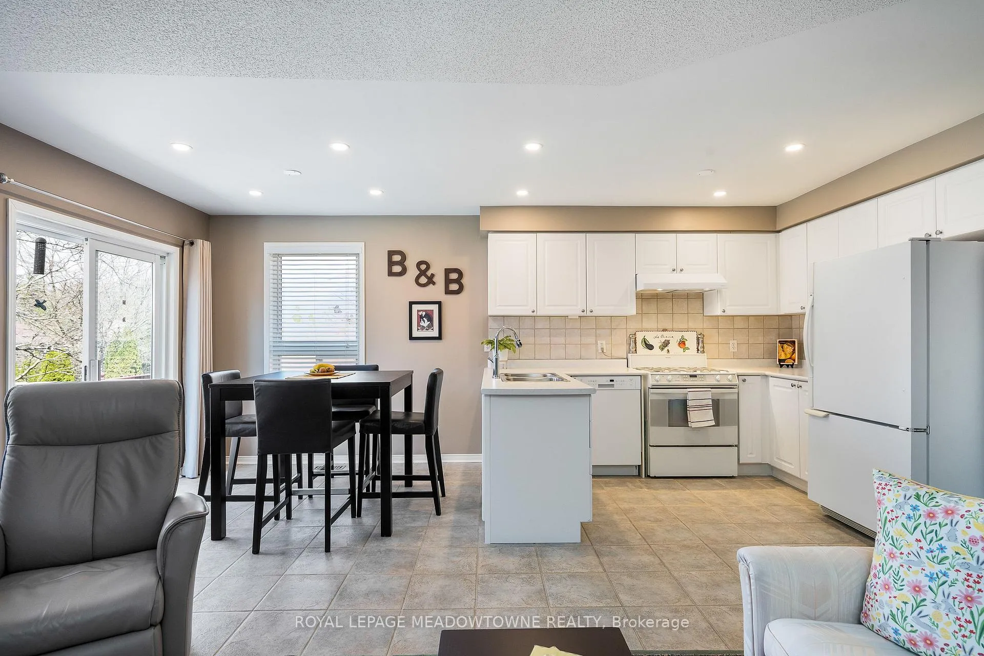 Photo 17 of 30 Cranberry Heights, Wasaga Beach — HOMEH