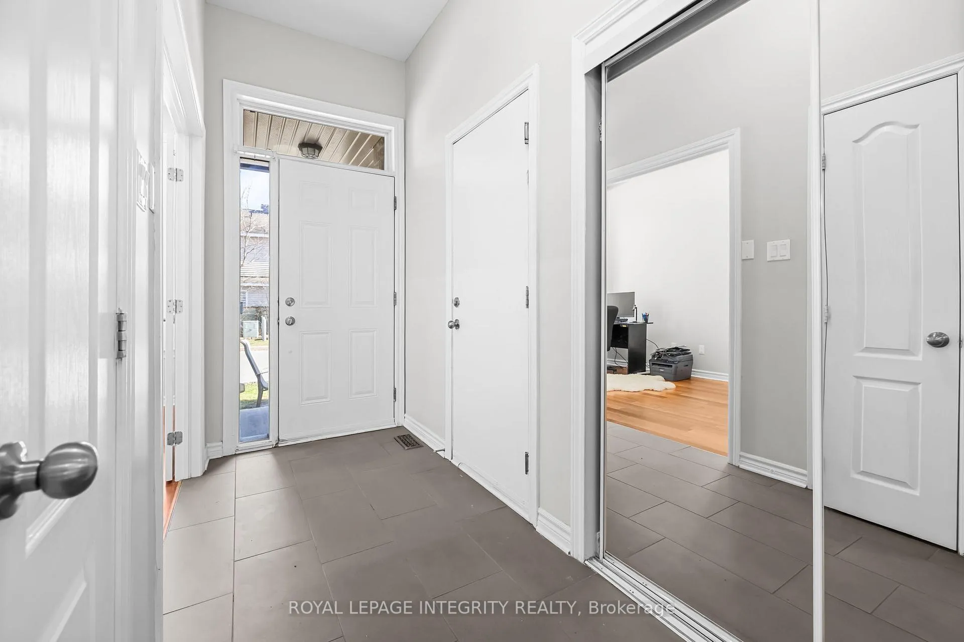 Photo 3 of 27 Orange Blossom Private, Ottawa, Blossom Park/Leitrim — HOMEH