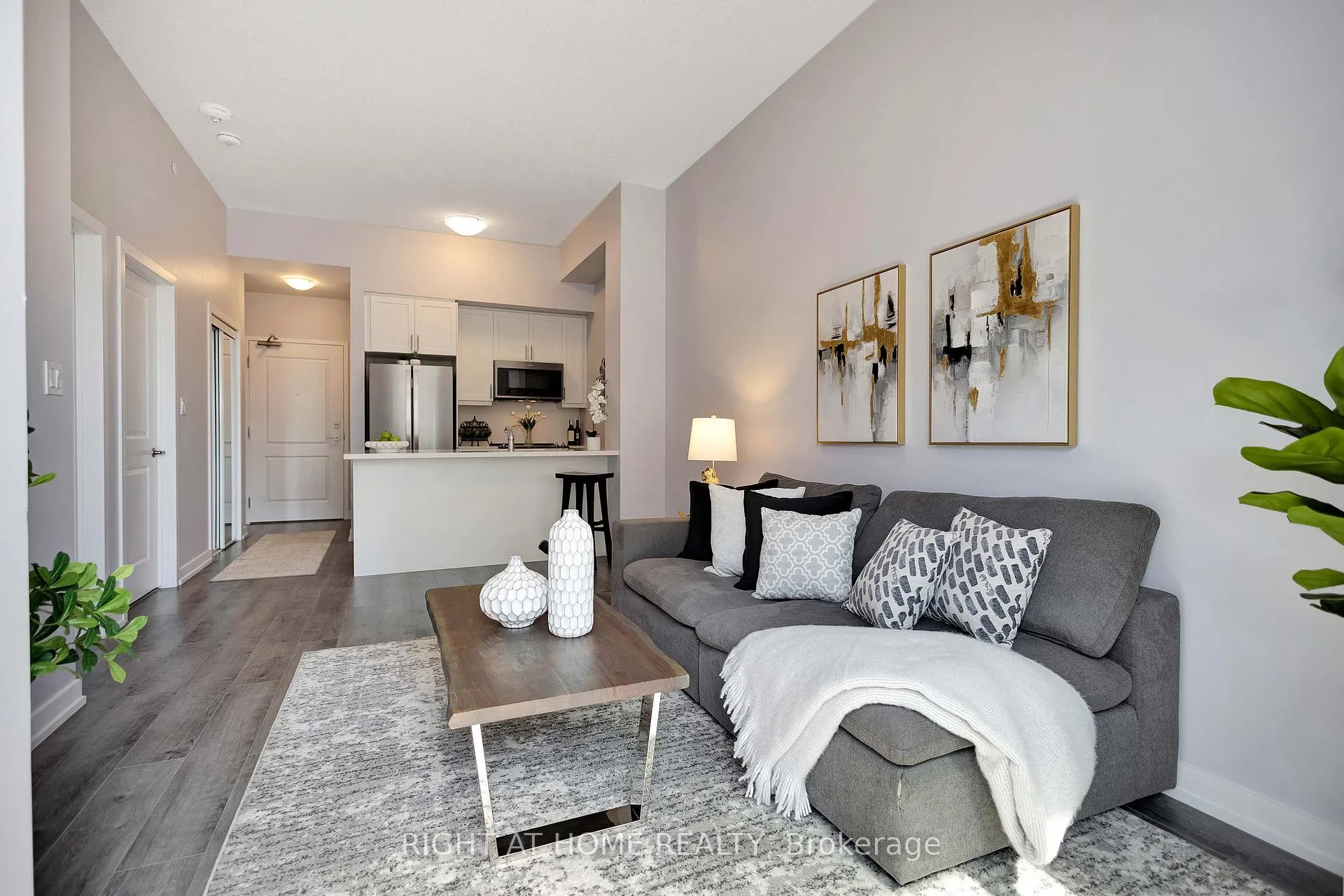 Front of Unit 519, 470 Dundas Street E