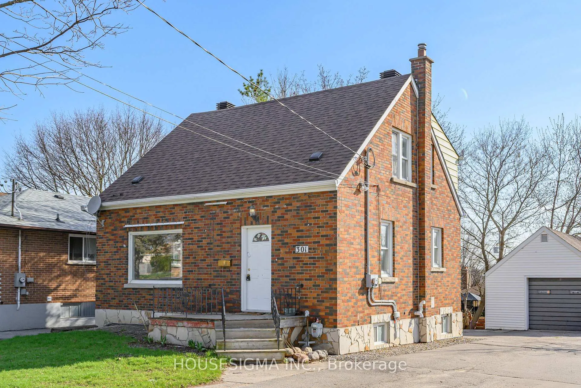Photo 3 of 301 Gibbons Street, Oshawa, McLaughlin — HOMEH
