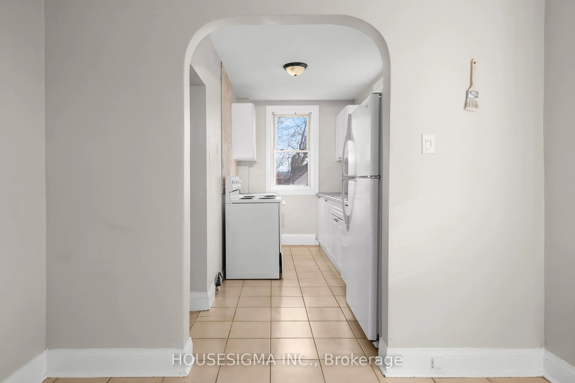 Photo 5 of 301 Gibbons Street, Oshawa, McLaughlin — HOMEH
