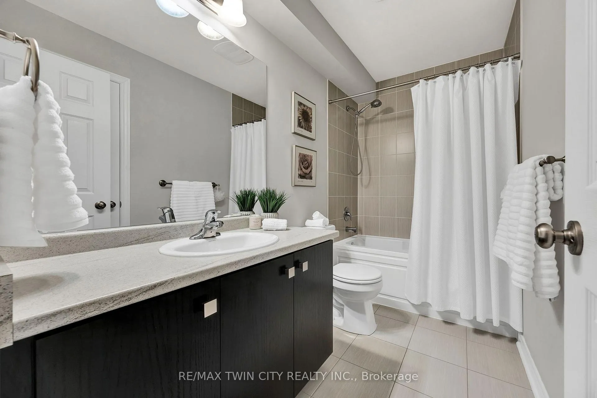 Photo 18 of 15 Pieter Vos Drive, Kitchener — HOMEH