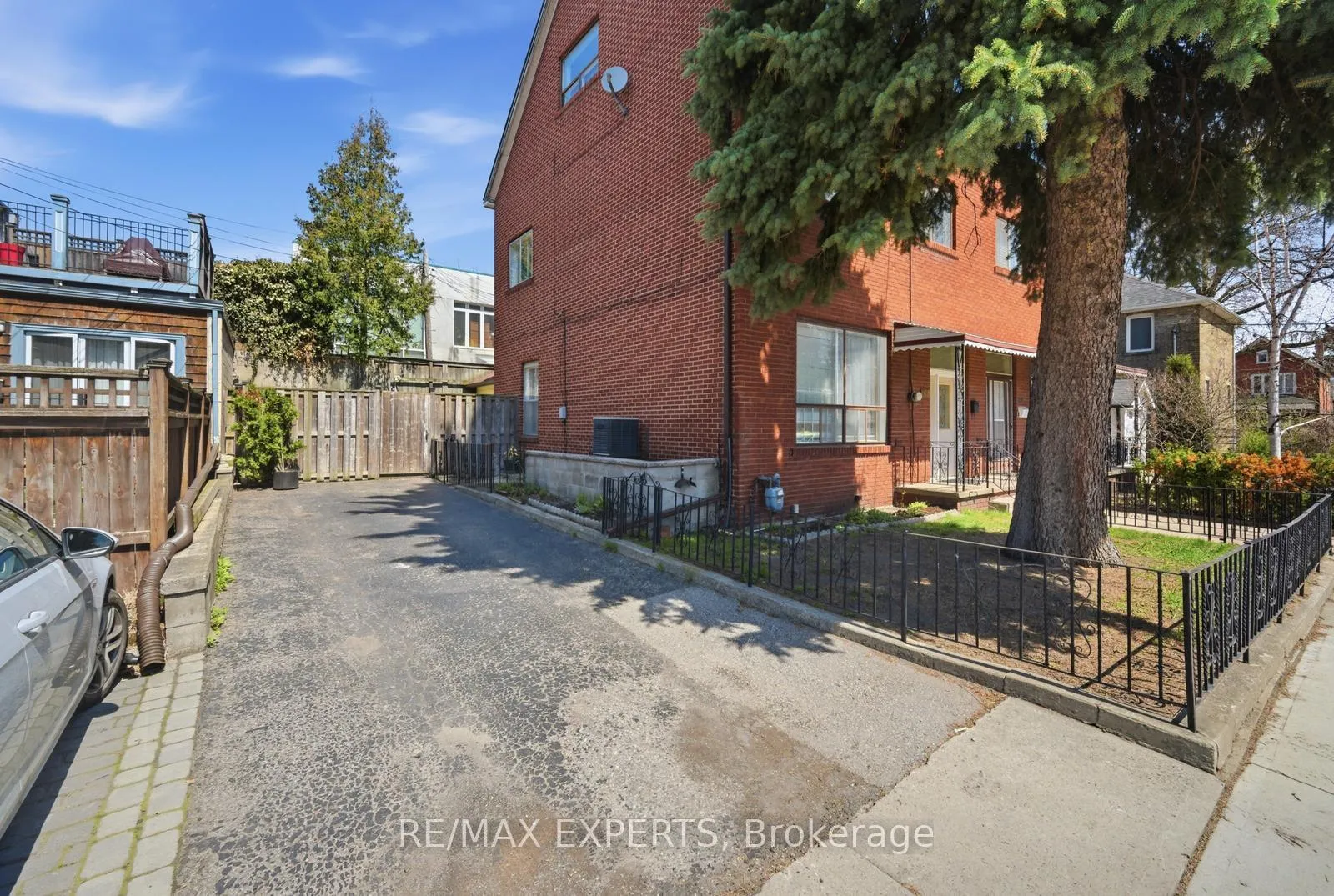 Photo 3 of 136 Harrison Street, Toronto, Trinity-Bellwoods — HOMEH