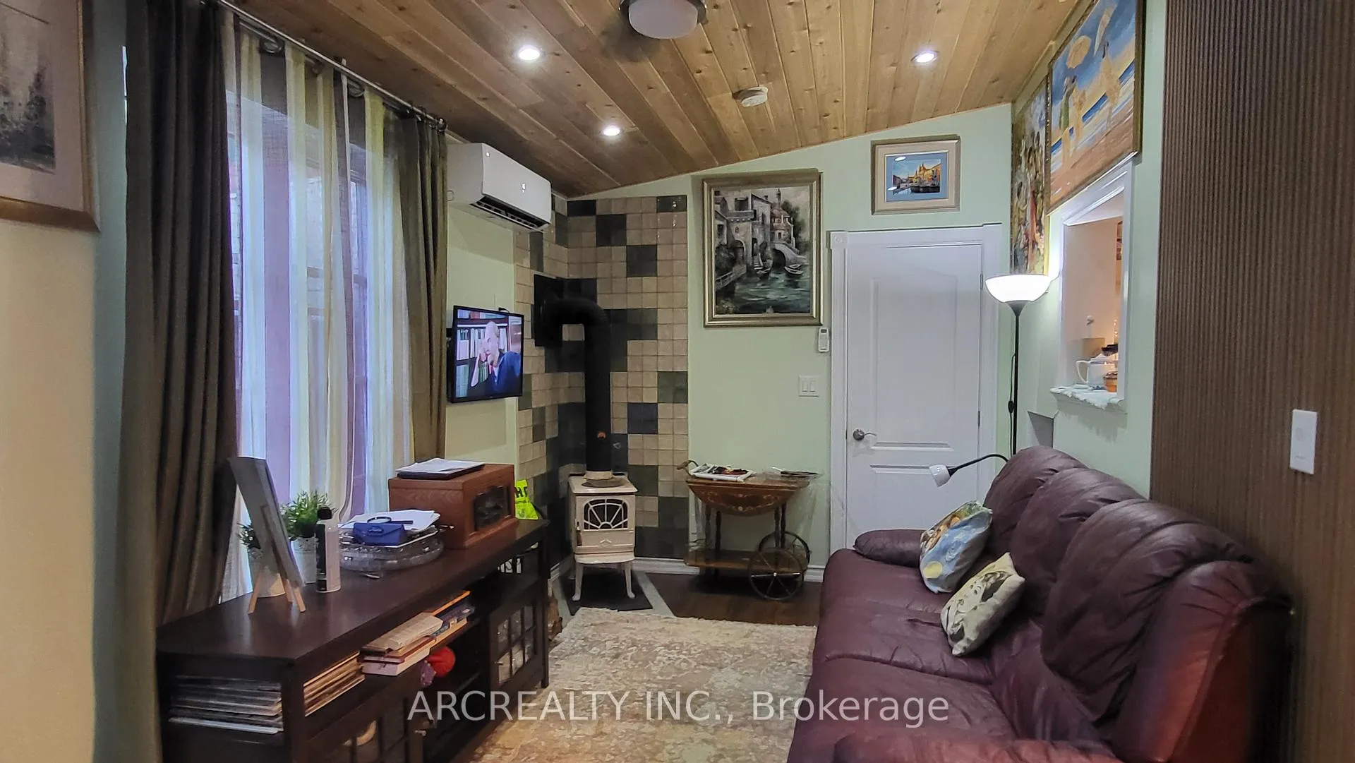 Photo 8 of 24 Chickadee Court, Georgina, Pefferlaw — HOMEH