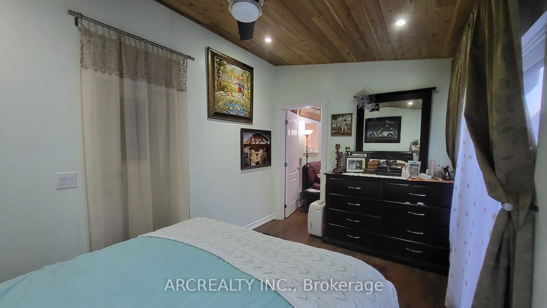Photo 25 of 24 Chickadee Court, Georgina, Pefferlaw — HOMEH
