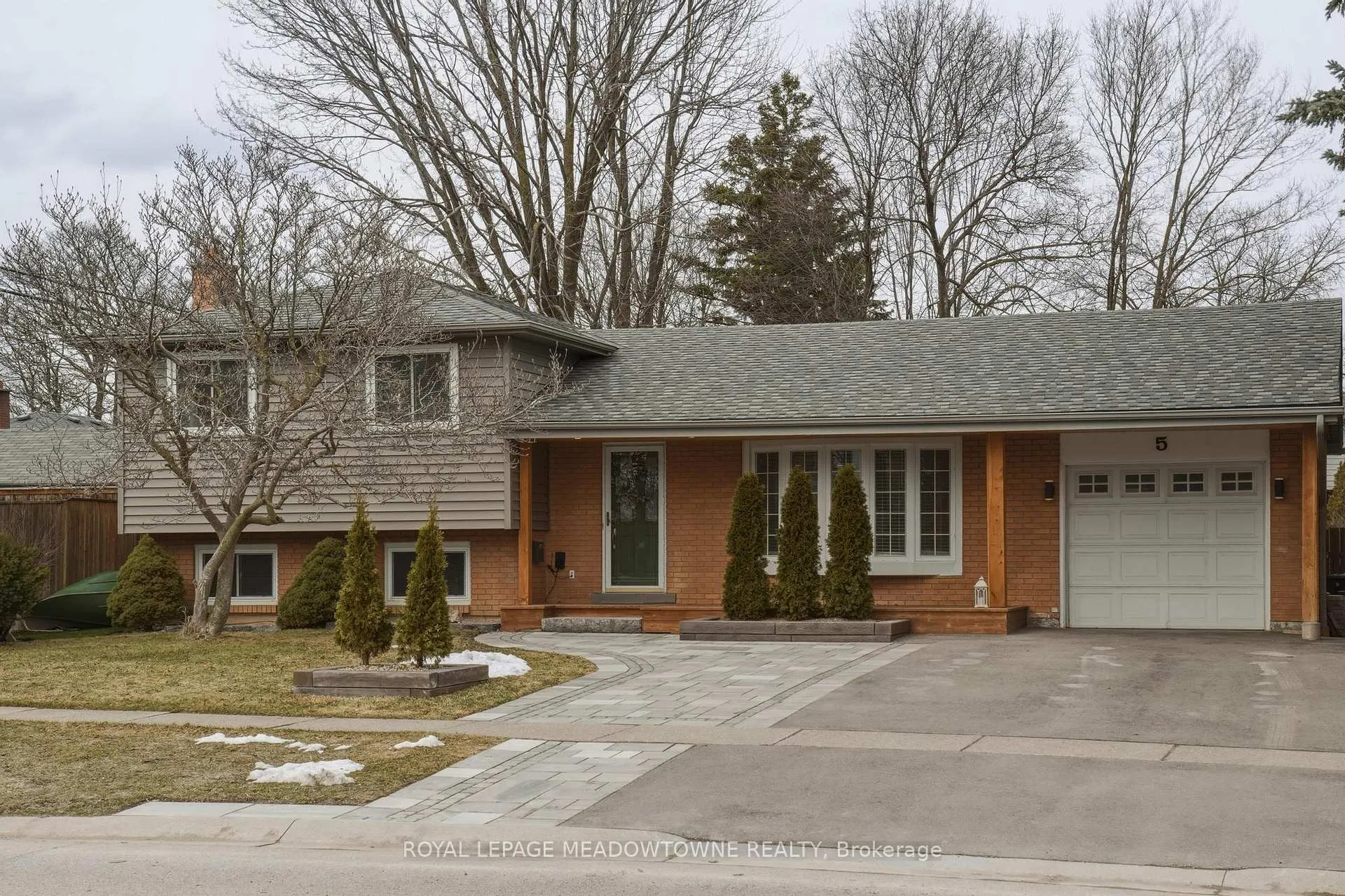 Photo 2 of 5 Rosefield Drive, Halton Hills, Georgetown — HOMEH