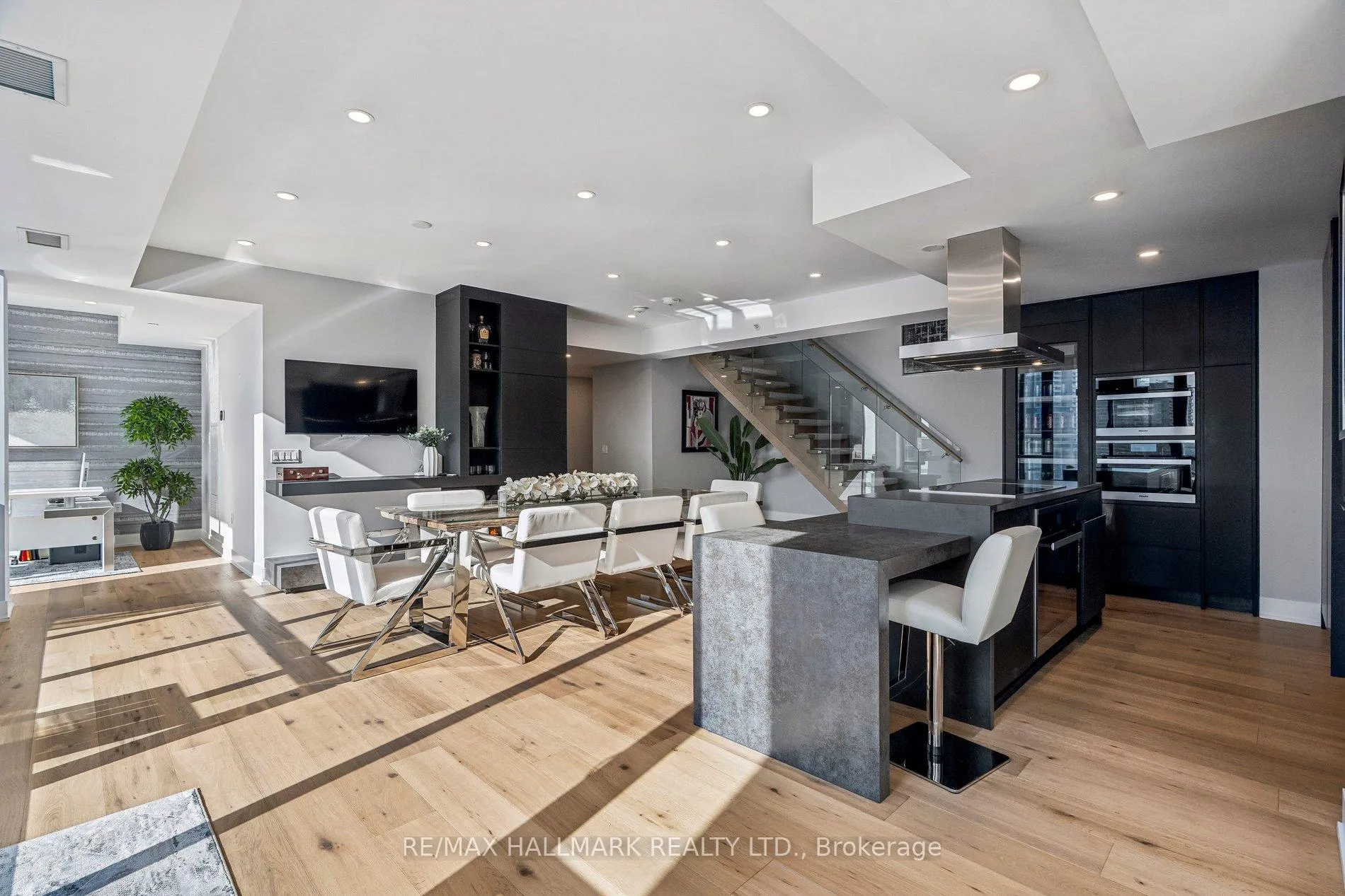 Photo 1 of Unit PH3804, 2908 Highway 7 Road, Vaughan, Concord — HOMEH