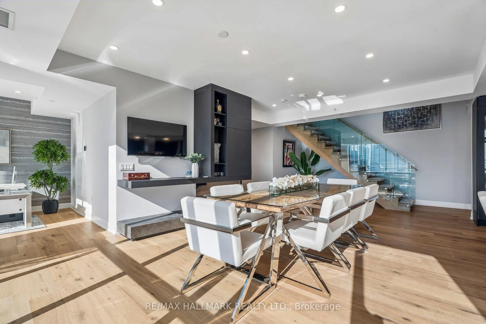 Photo 7 of Unit PH3804, 2908 Highway 7 Road, Vaughan, Concord — HOMEH