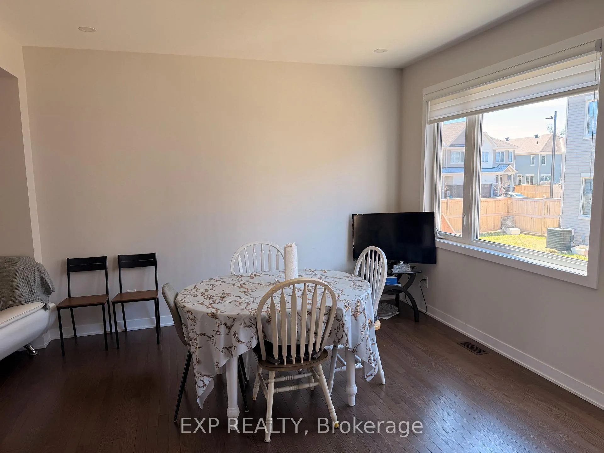 Photo 4 of 16 Tenuto Lane, Ottawa, Mer Bleue/Bradley Estates/Anderson Park — HOMEH