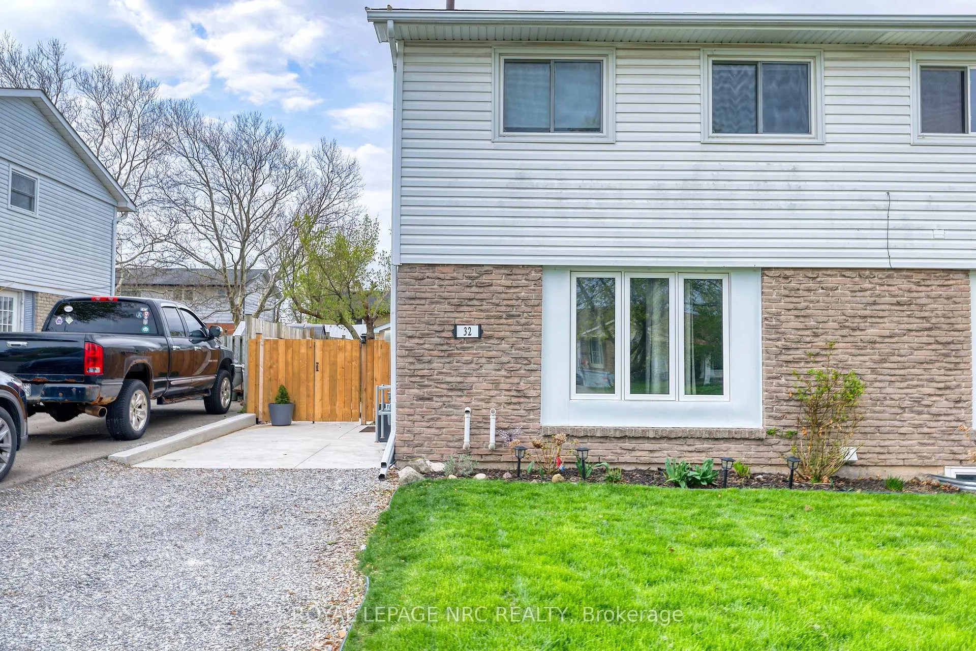 Photo 2 of 32 Dianne Drive, St. Catharines, Secord Woods — HOMEH