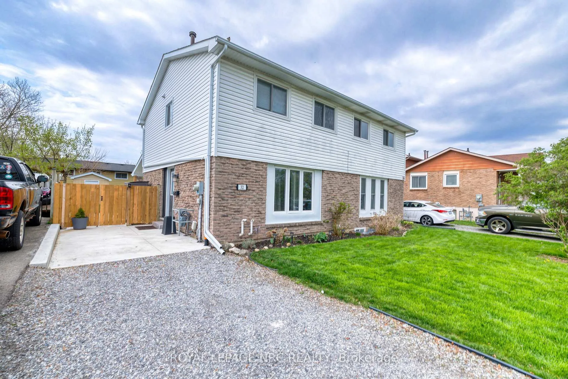 Photo 3 of 32 Dianne Drive, St. Catharines, Secord Woods — HOMEH
