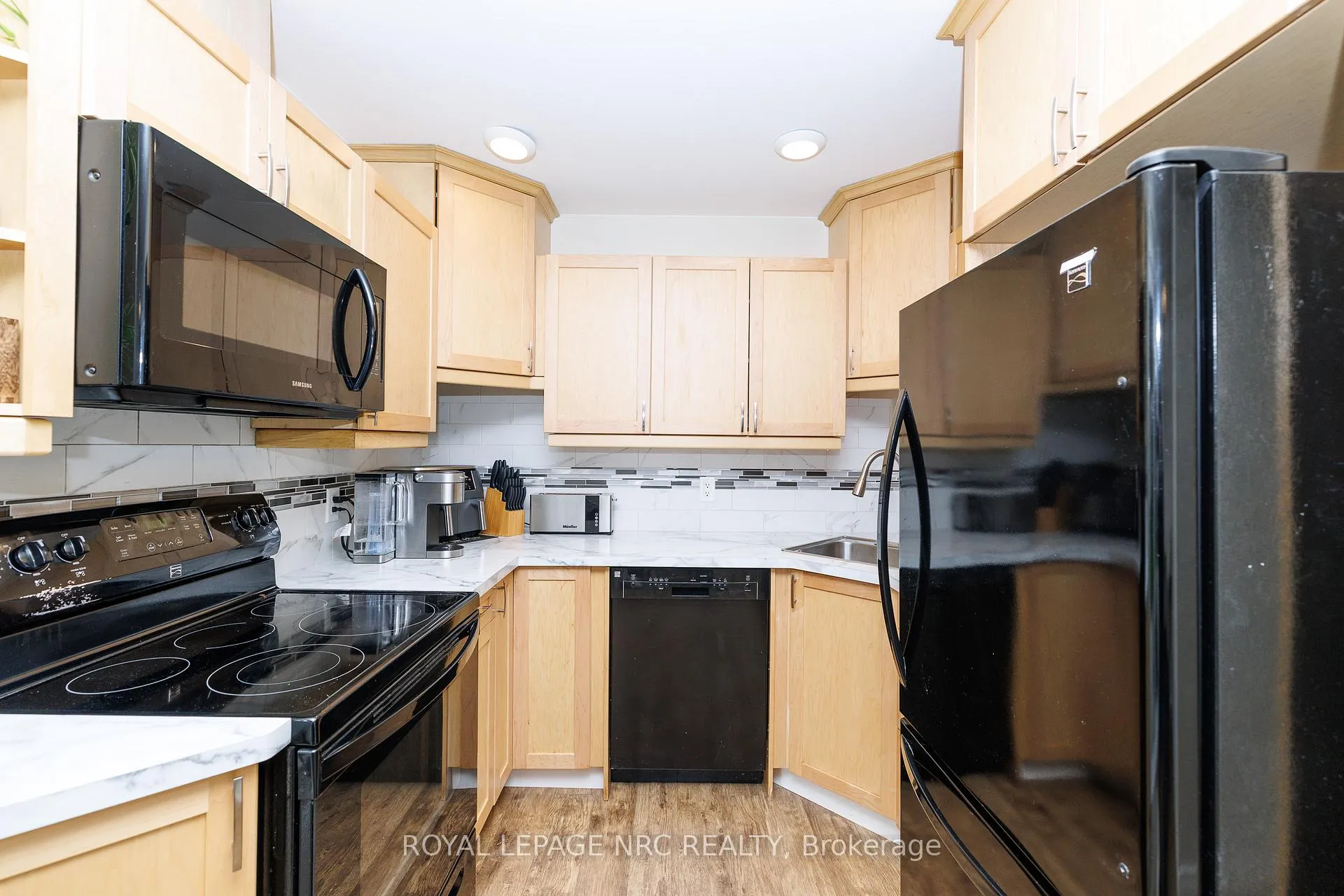Photo 4 of 32 Dianne Drive, St. Catharines, Secord Woods — HOMEH