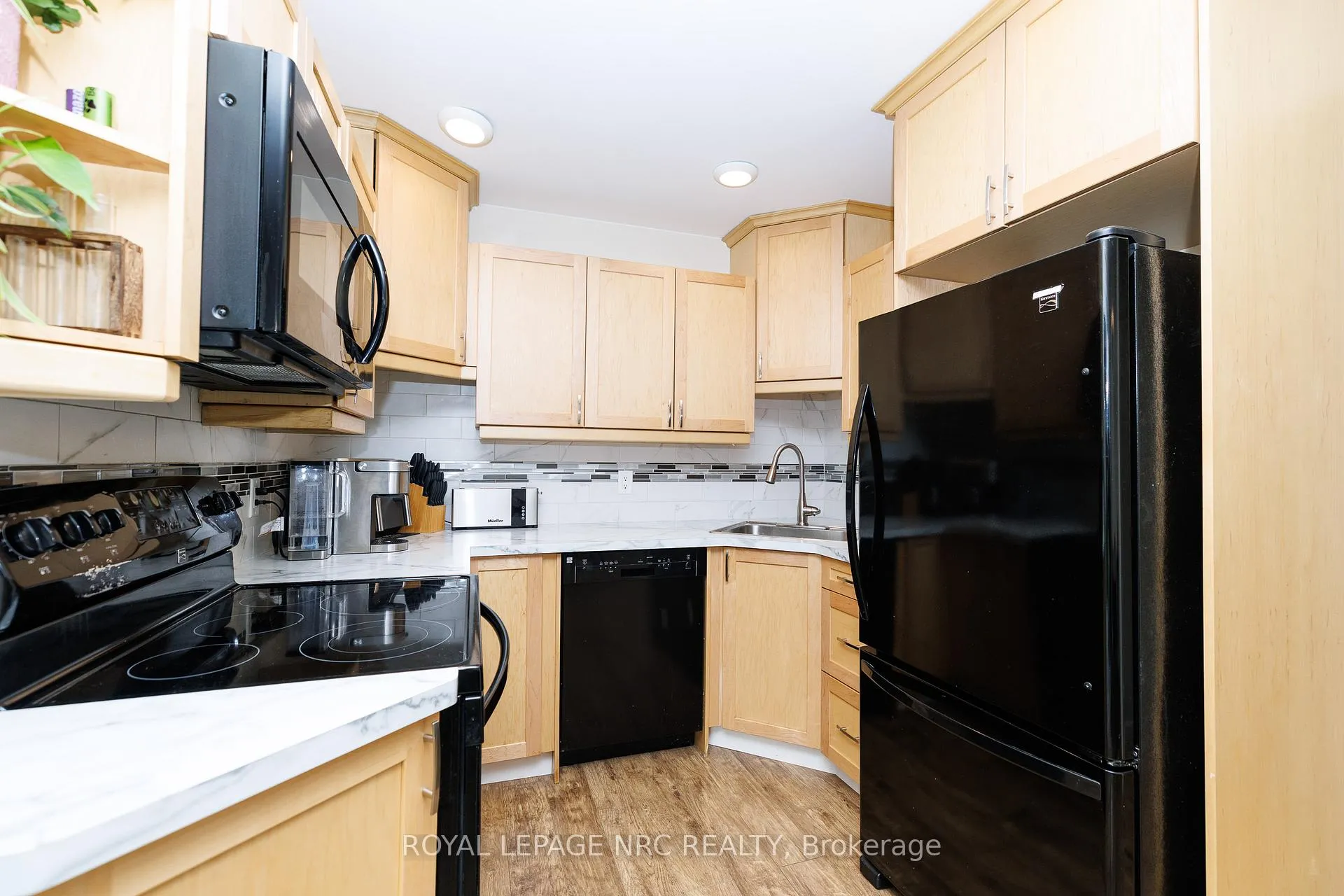 Photo 6 of 32 Dianne Drive, St. Catharines, Secord Woods — HOMEH