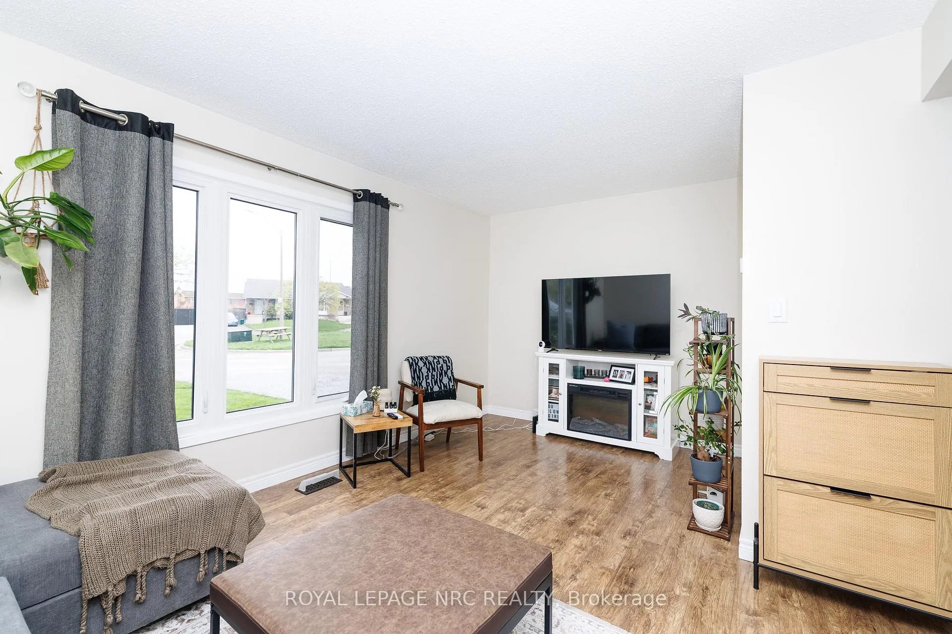 Photo 9 of 32 Dianne Drive, St. Catharines, Secord Woods — HOMEH