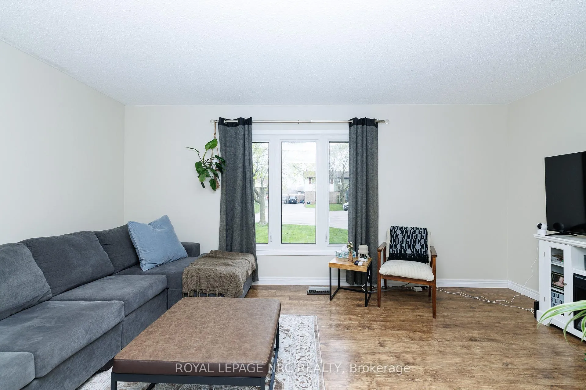 Photo 11 of 32 Dianne Drive, St. Catharines, Secord Woods — HOMEH