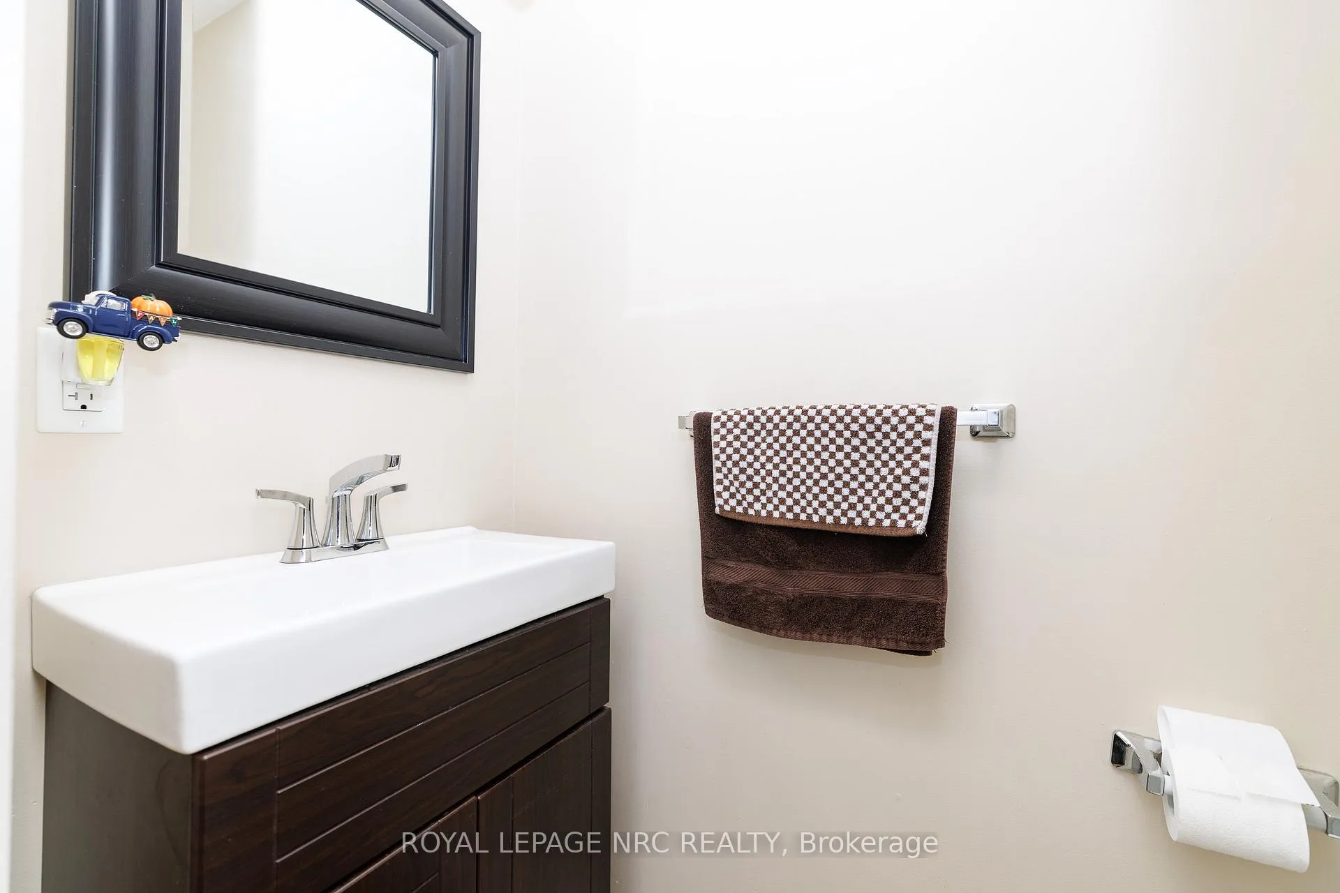 Photo 12 of 32 Dianne Drive, St. Catharines, Secord Woods — HOMEH