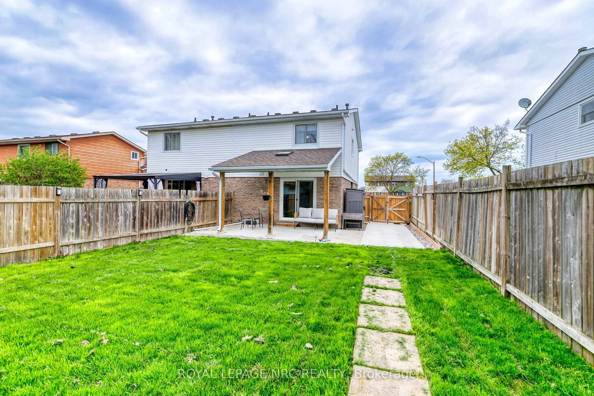 Photo 13 of 32 Dianne Drive, St. Catharines, Secord Woods — HOMEH