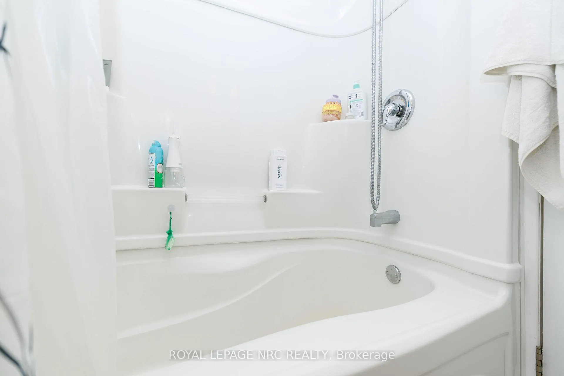 Photo 20 of 32 Dianne Drive, St. Catharines, Secord Woods — HOMEH