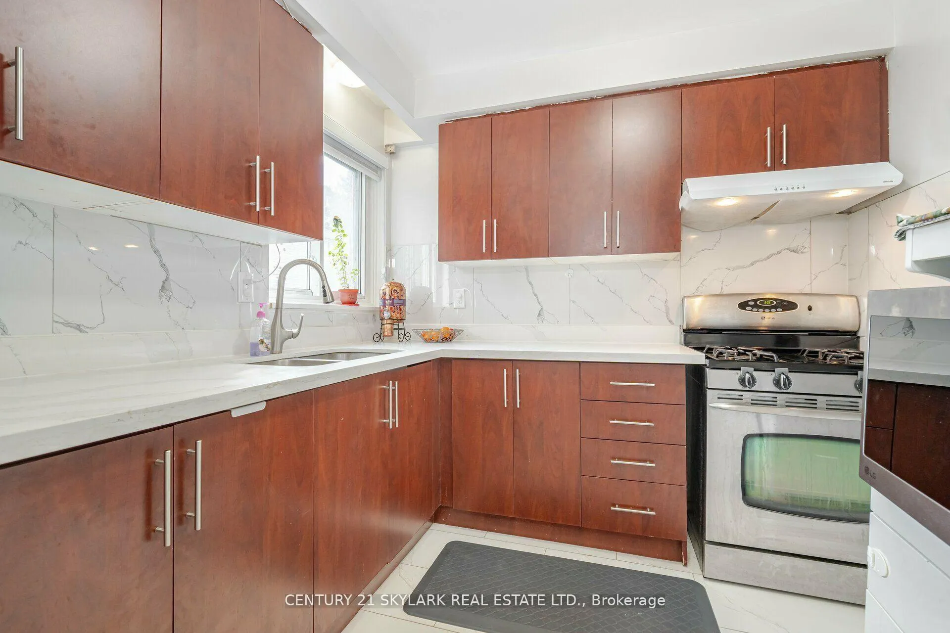 Photo 5 of Unit 26, 435 Silverstone Drive, Etobicoke, West Humber-Clairville — HOMEH
