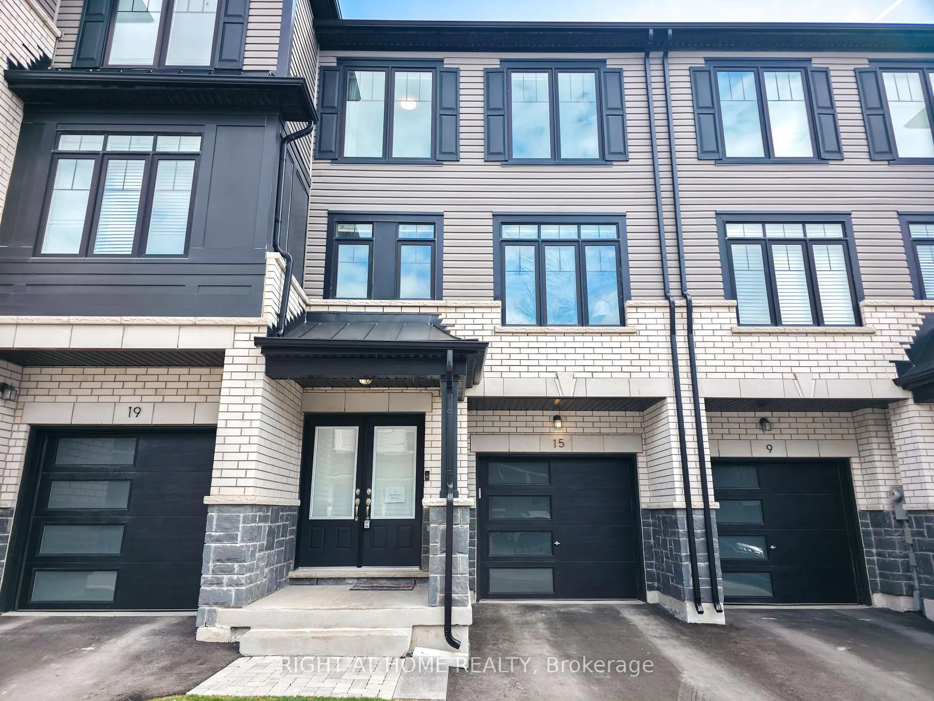 Photo 1 of 15 Ambereen Place, Clarington, Bowmanville — HOMEH