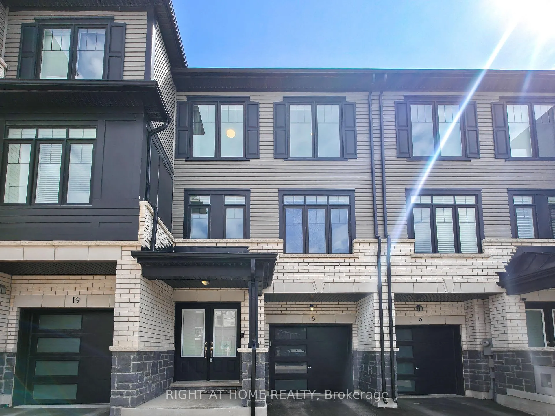 Photo 2 of 15 Ambereen Place, Clarington, Bowmanville — HOMEH