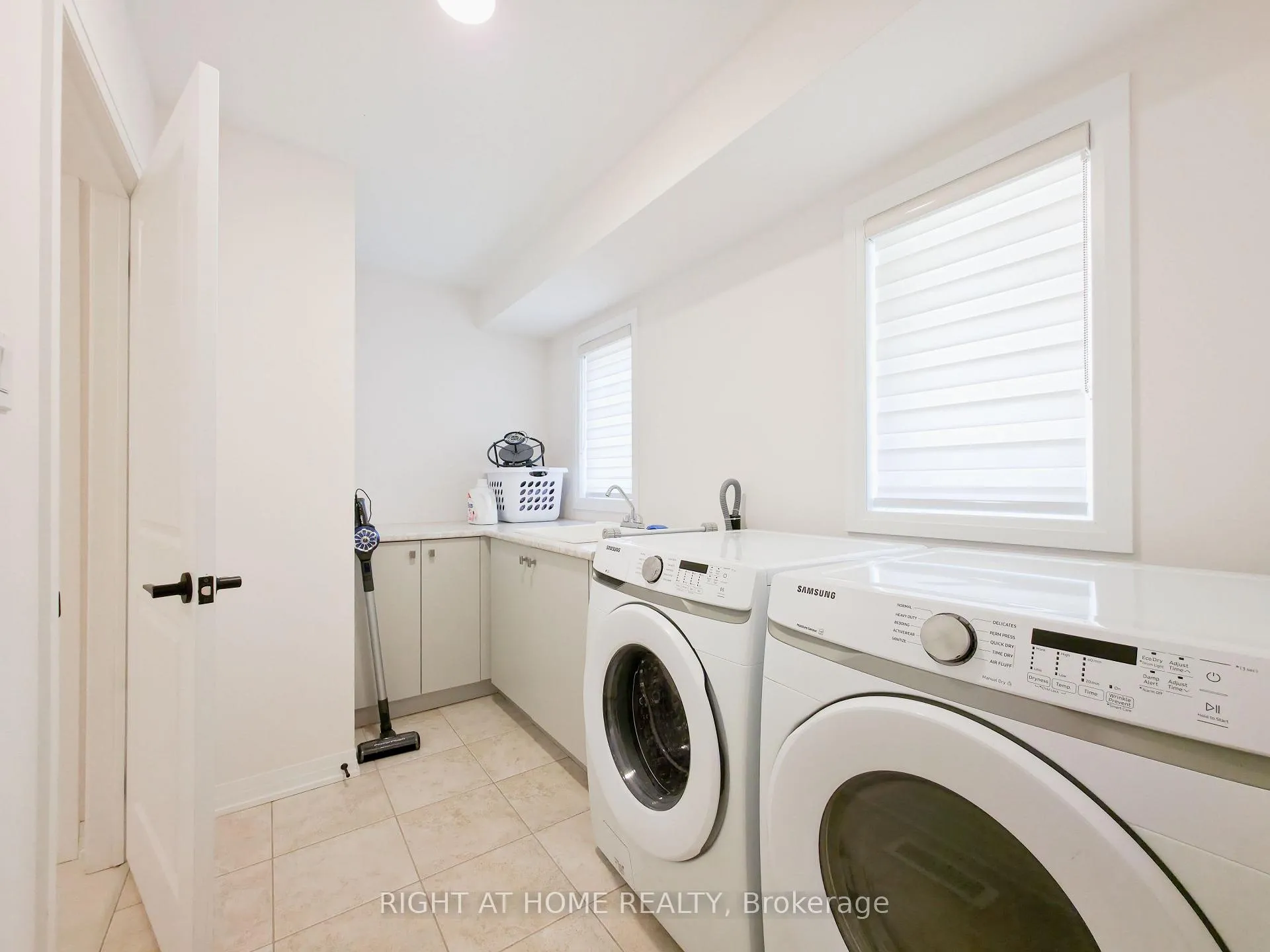 Photo 8 of 15 Ambereen Place, Clarington, Bowmanville — HOMEH