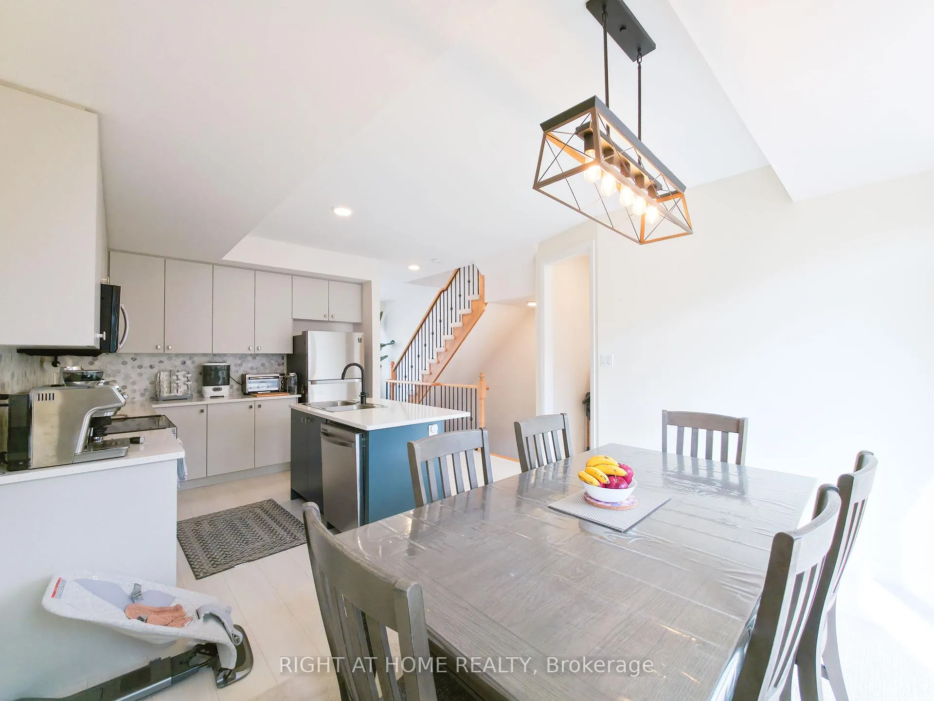 Photo 12 of 15 Ambereen Place, Clarington, Bowmanville — HOMEH