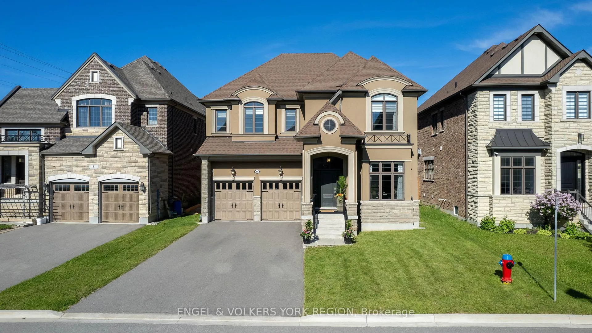 Front of 11 Cairns Gate