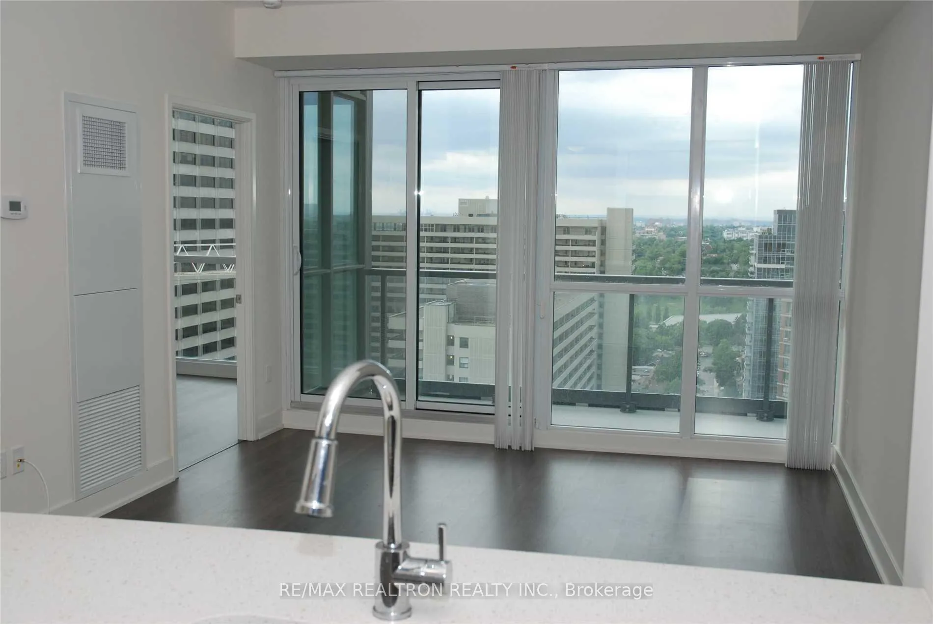 Photo 3 of Unit 2303, 30 Roehampton Avenue, Toronto, Mount Pleasant West — HOMEH