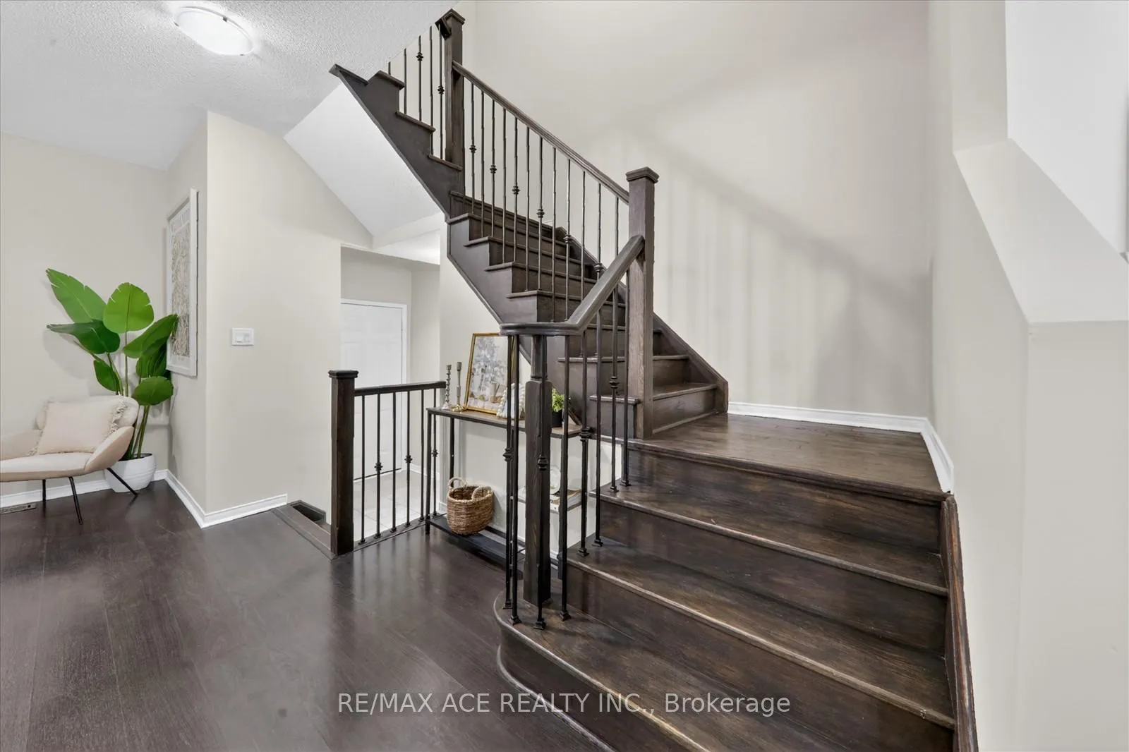 Photo 11 of 1034 Byron Street N, Whitby, Williamsburg — HOMEH