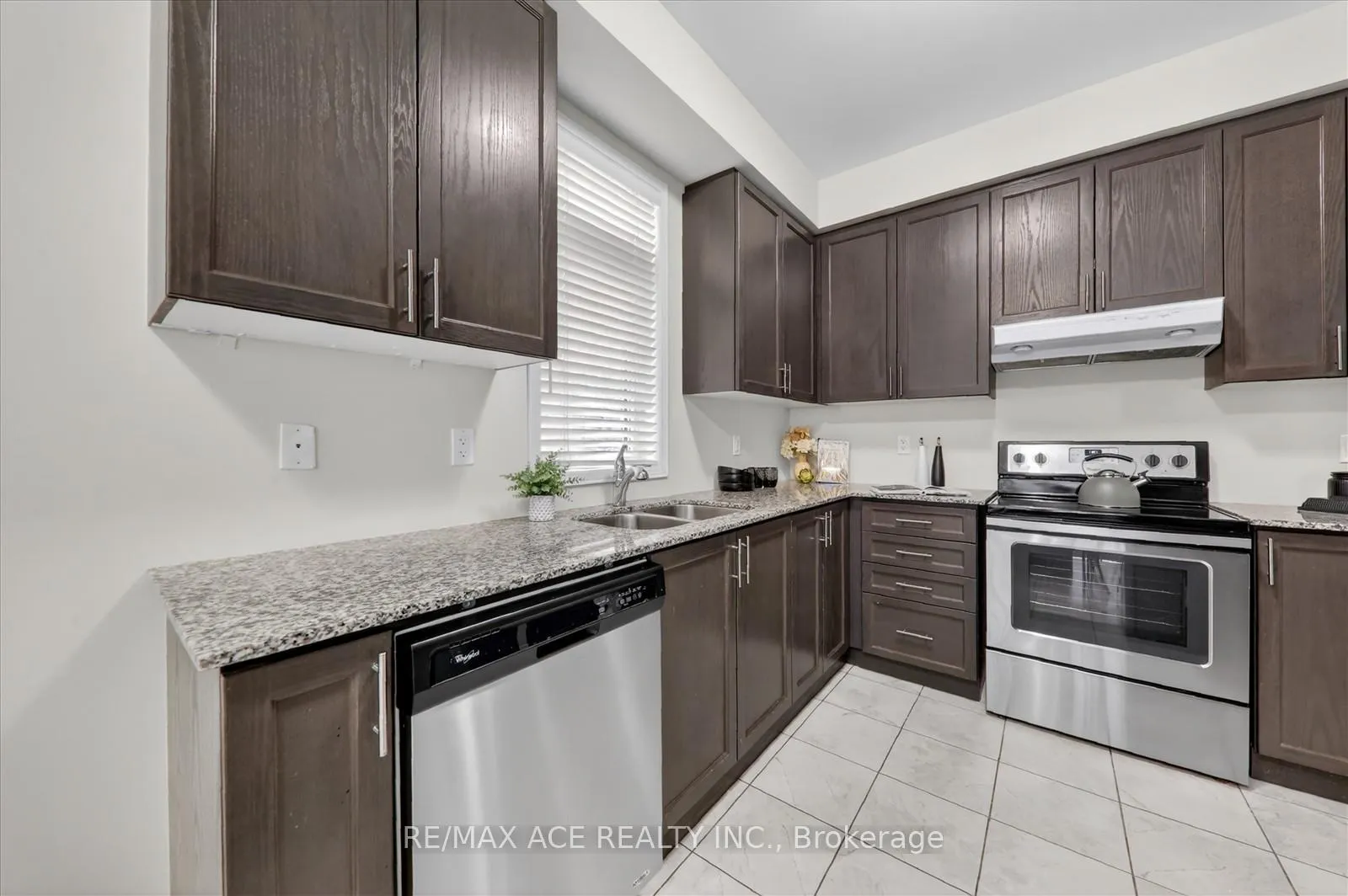 Photo 17 of 1034 Byron Street N, Whitby, Williamsburg — HOMEH