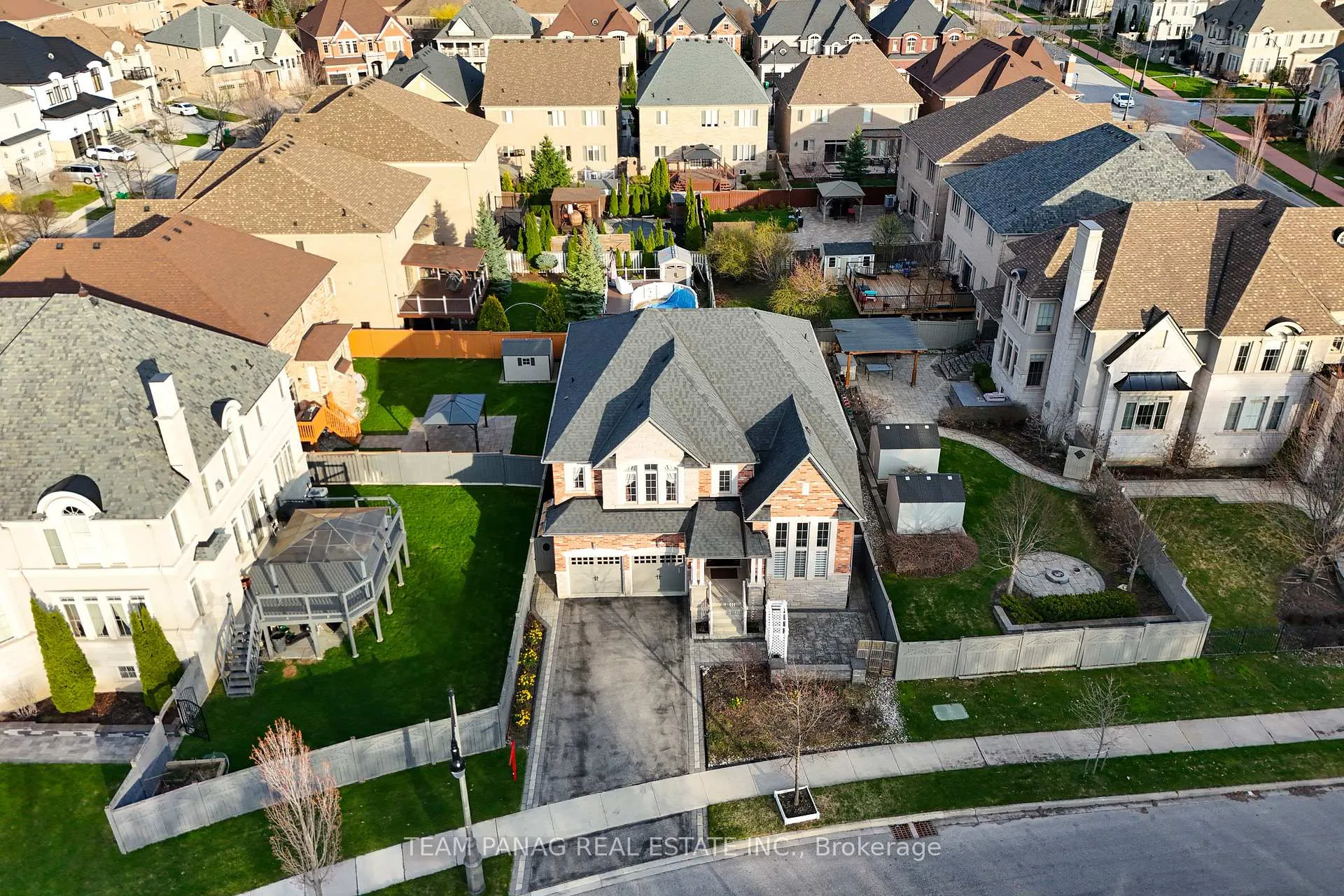 Photo 2 of 39 Dalmeny Drive, Brampton, Credit Valley — HOMEH