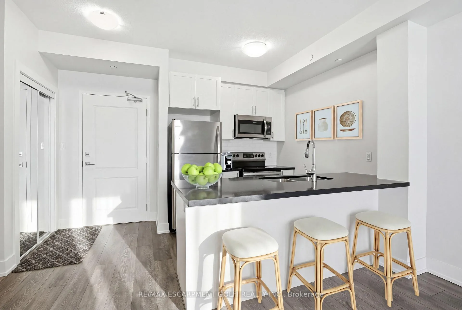 Photo 5 of Unit 104, 101 Shoreview Place, Hamilton, Lakeshore — HOMEH
