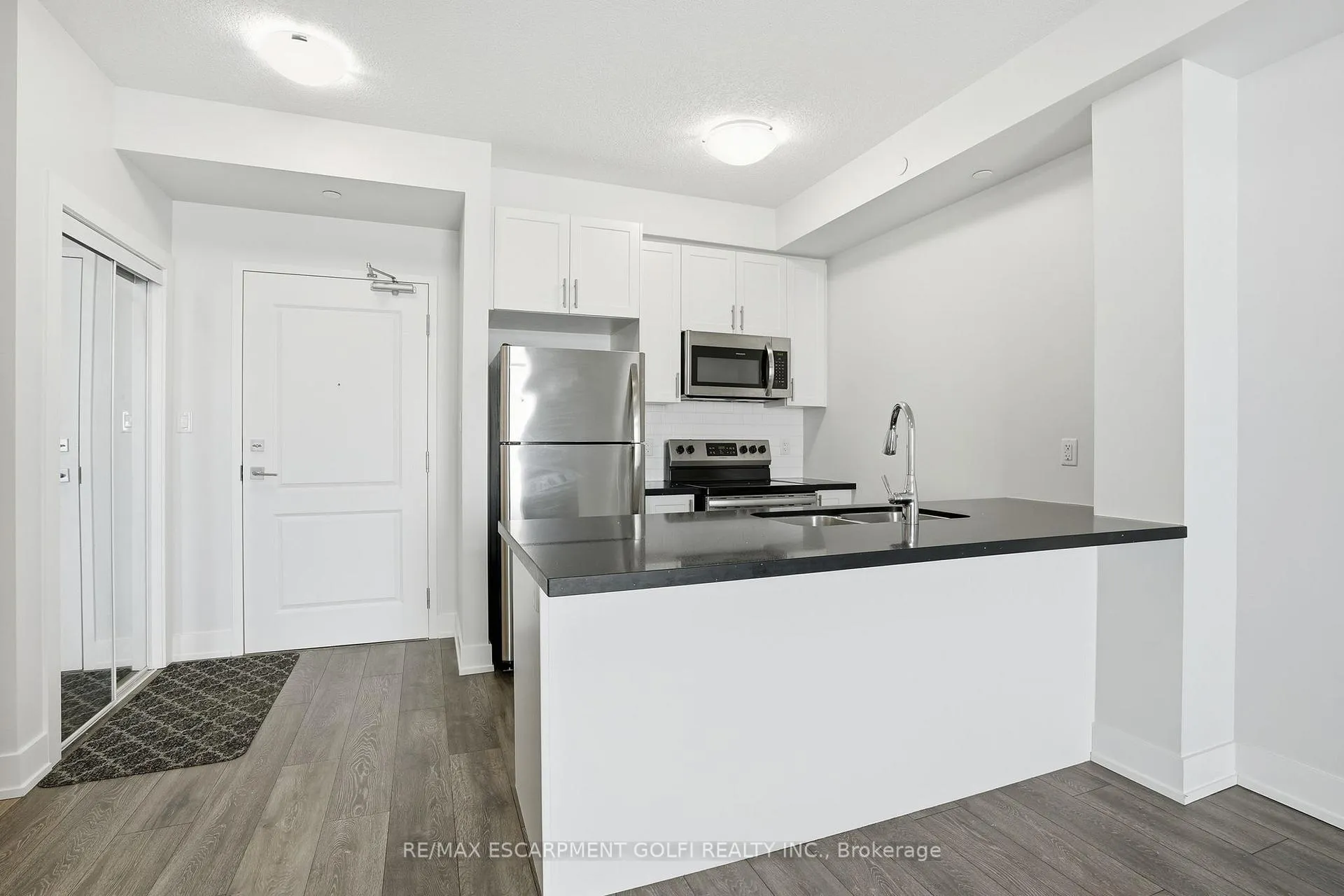 Photo 14 of Unit 104, 101 Shoreview Place, Hamilton, Lakeshore — HOMEH