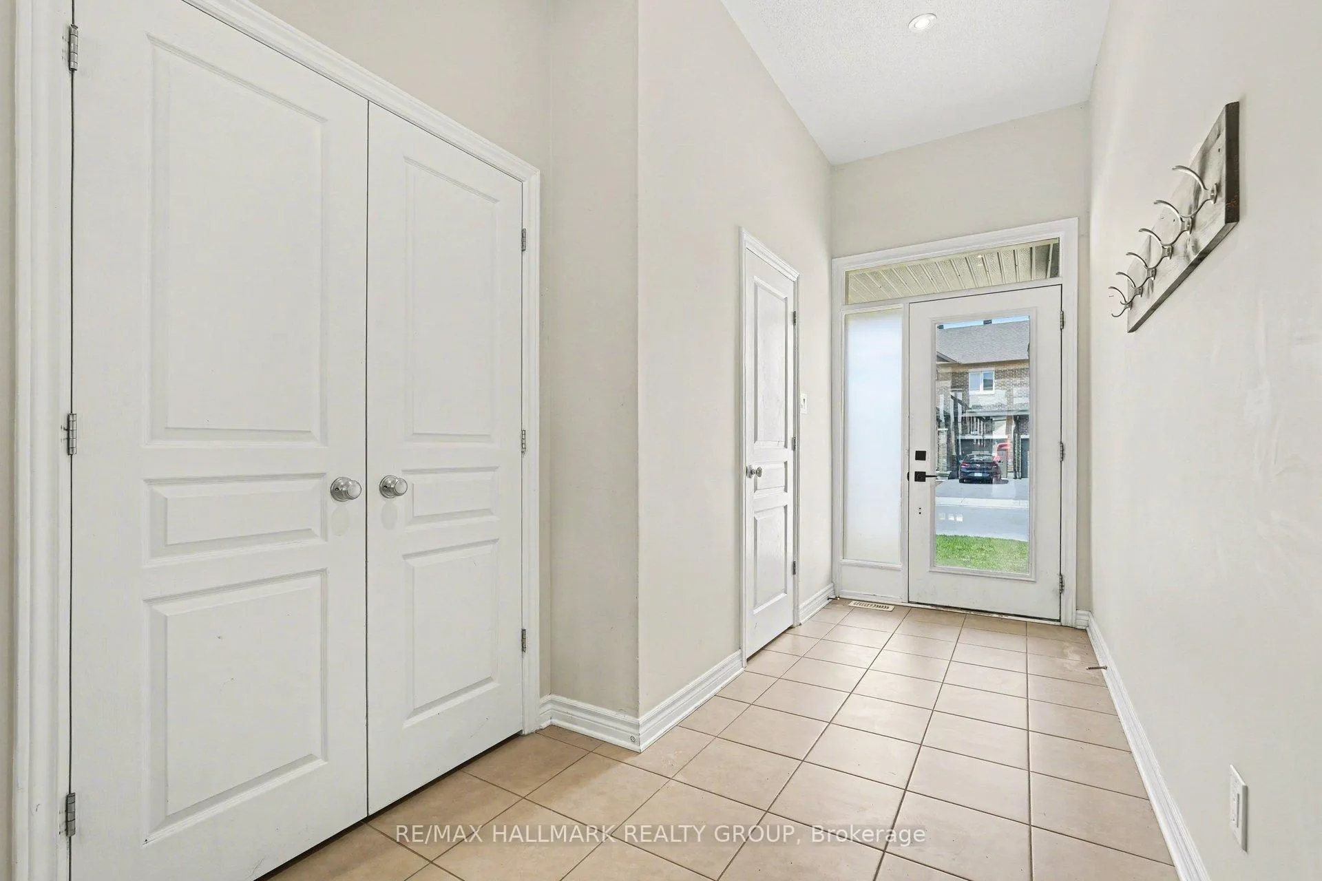 Photo 3 of 319 Livery Street, Ottawa, Kanata - Emerald Meadows/Trailwest — HOMEH