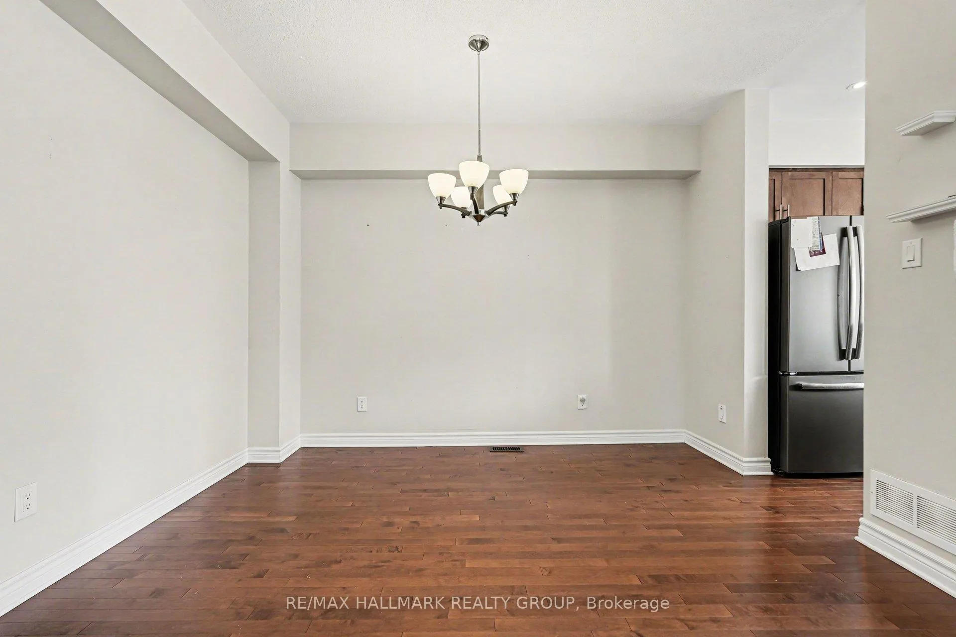 Photo 4 of 319 Livery Street, Ottawa, Kanata - Emerald Meadows/Trailwest — HOMEH