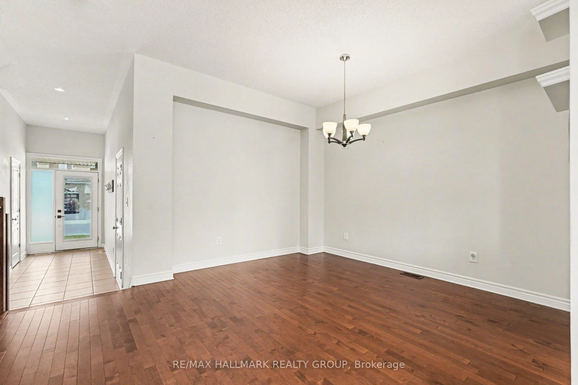 Photo 5 of 319 Livery Street, Ottawa, Kanata - Emerald Meadows/Trailwest — HOMEH